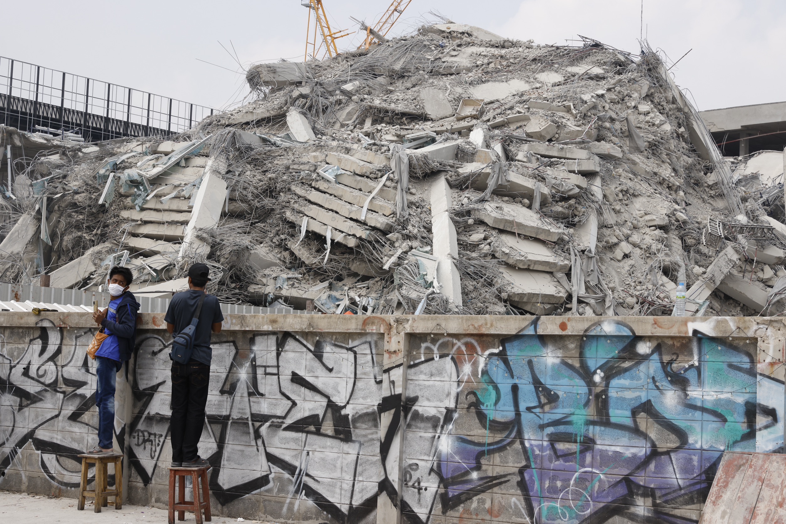 泰國審計署辦公大樓在地震後應聲崩塌，目前仍有40人生死未卜。