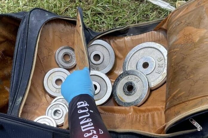 一具女性遺體被發現塞在行李箱內，箱子還被1個重達15公斤的啞鈴壓沉。（翻攝自khaosod）
