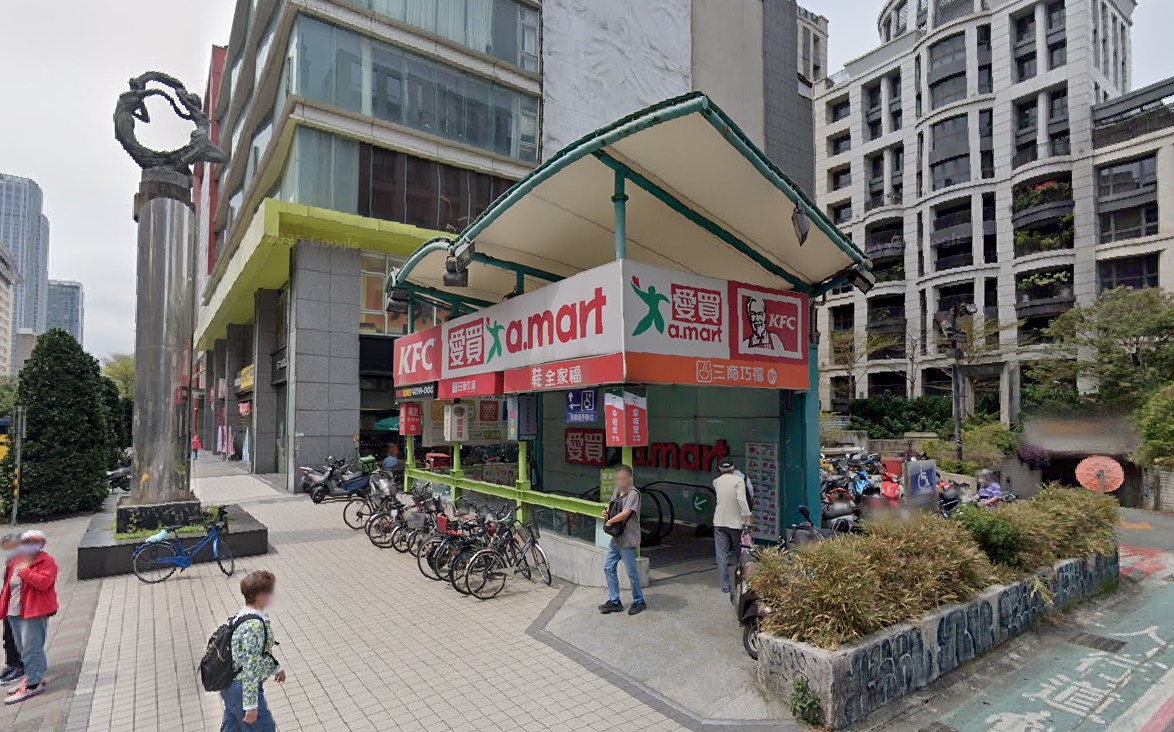 台北市忠孝東路五段上的愛買忠孝店，將於9月30日結束營運。（翻攝自Google Maps）