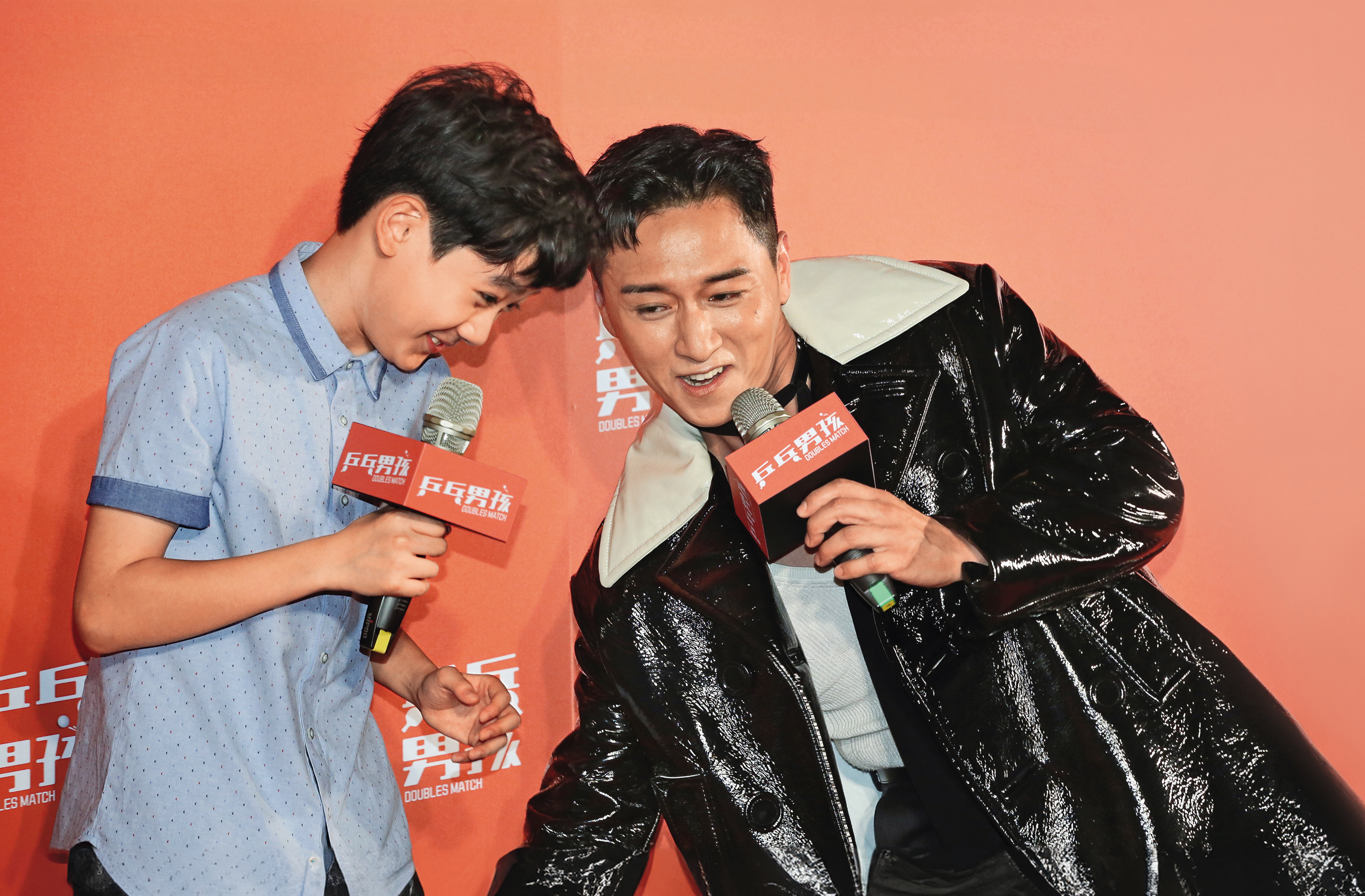 鄭人碩（右）上演經典動漫《【我推的孩子】》之變調版《我摸的孩子》？（喂～嘜亂供）左為彭裕愷。