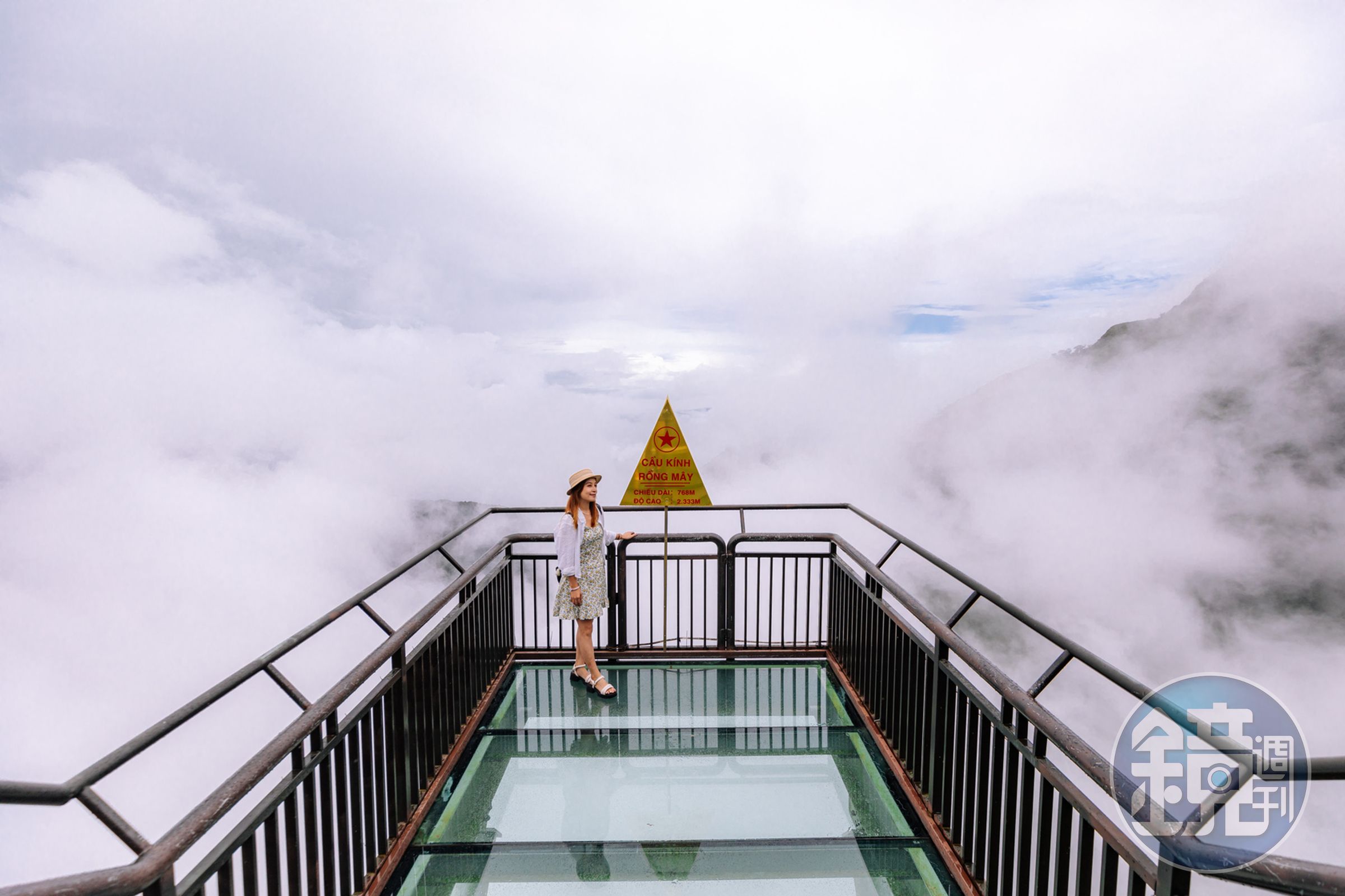 高山上隨時有雲霧飄來。