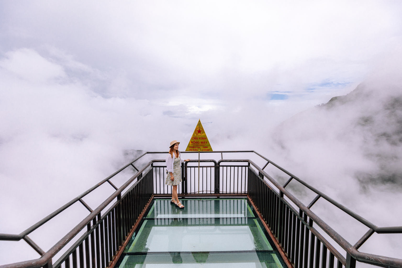 高山上隨時有雲霧飄來。