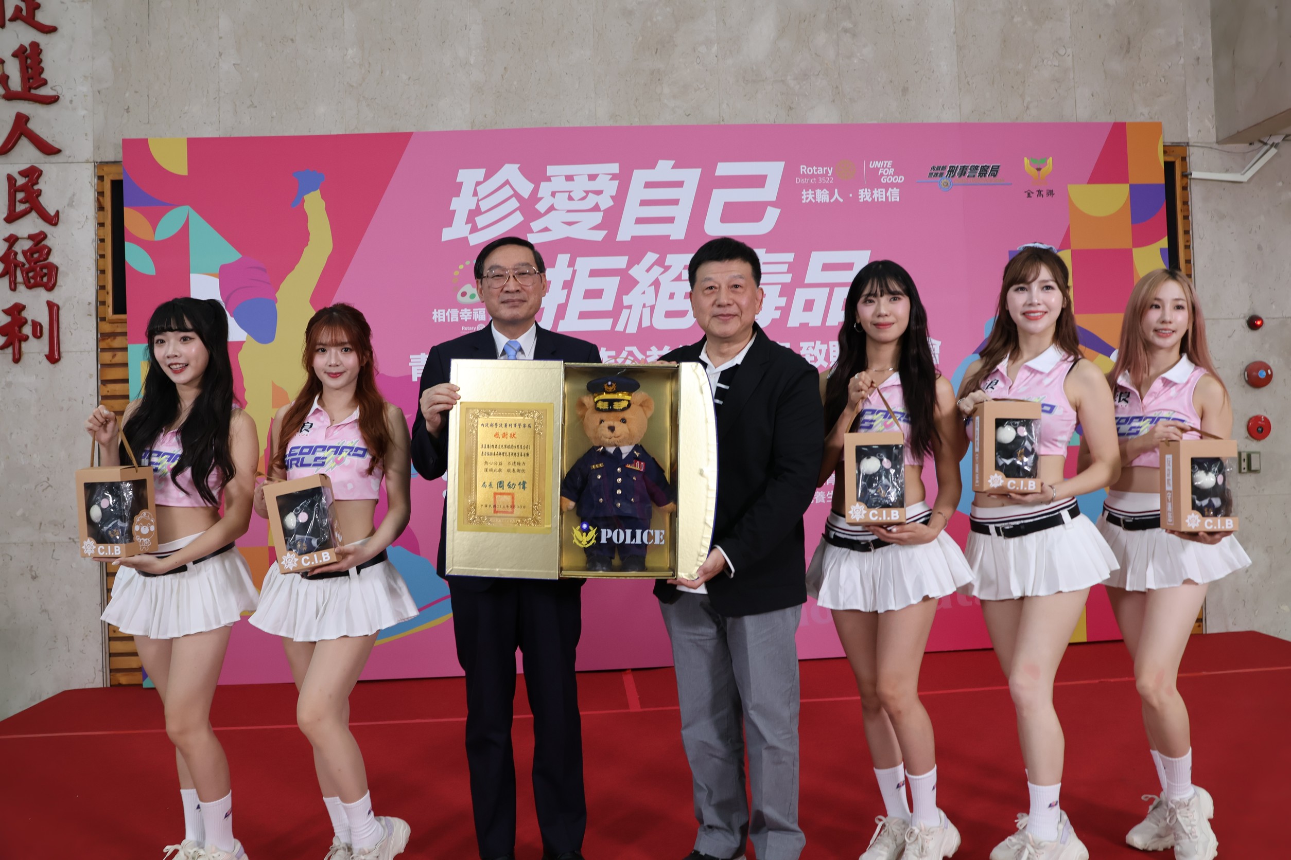 刑事局副局長林故廷代表致贈感謝狀予浪凡基金會董事長馬詠睿，感謝浪LIVE連四年投入反毒識詐公益。