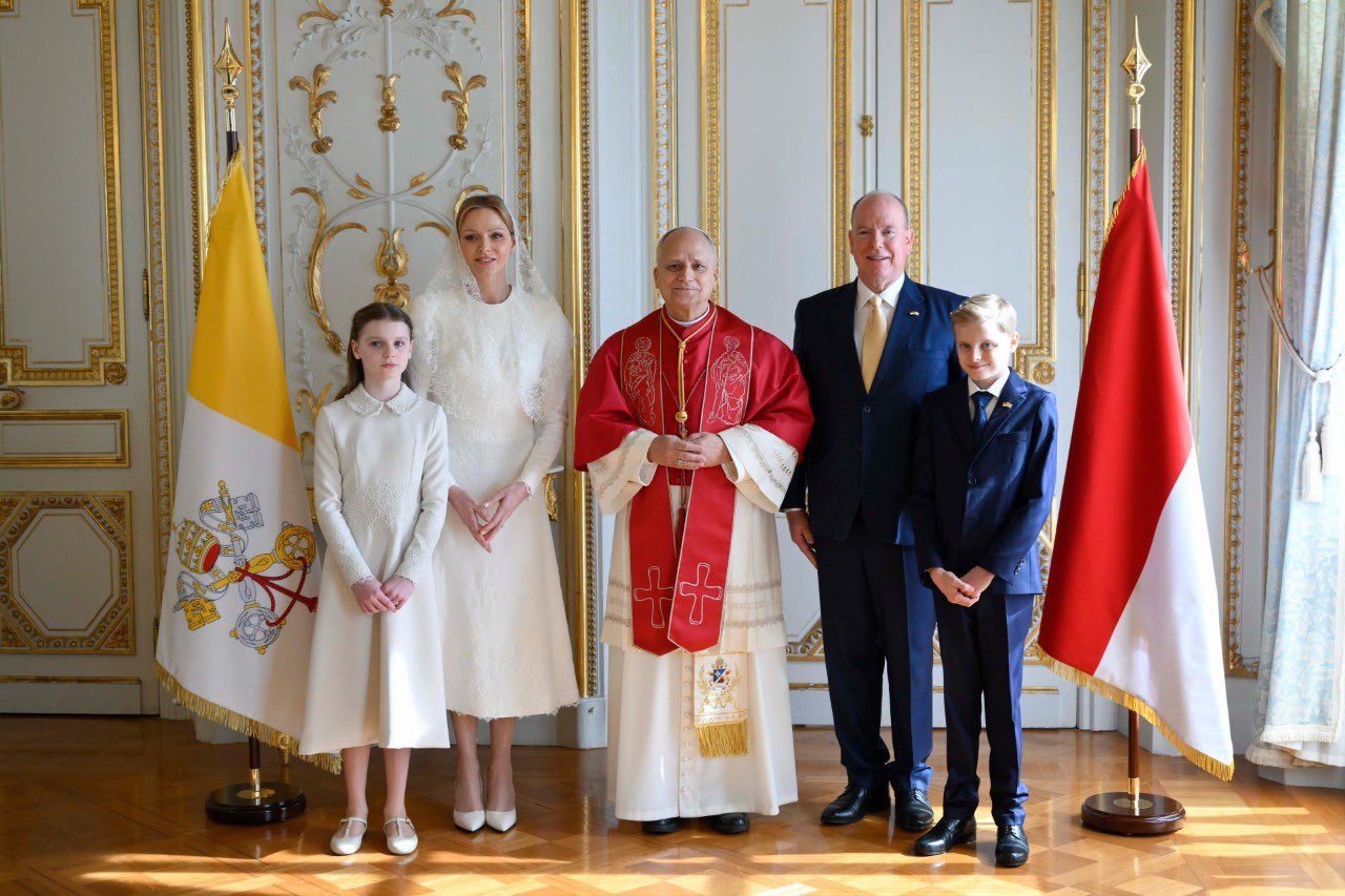 教宗良十四世到訪摩納哥,與親王亞伯特二世、夏琳親王妃及他們的雙胞胎子女合影,紀錄歷史性時刻。(翻攝Vatican Media)