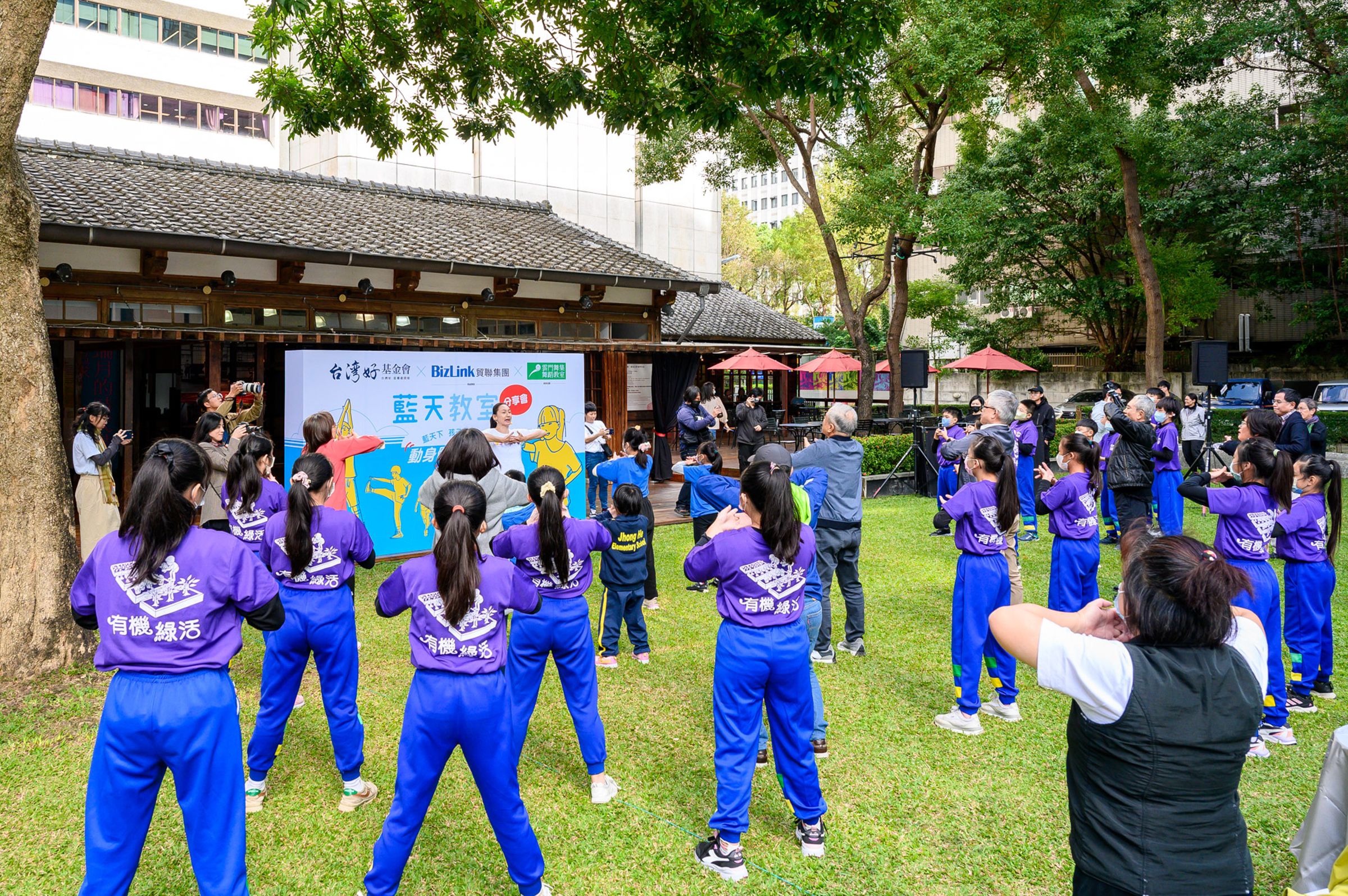 苗栗新英國小六年級學生在分享會上表演武術。（台灣好基金會提供）