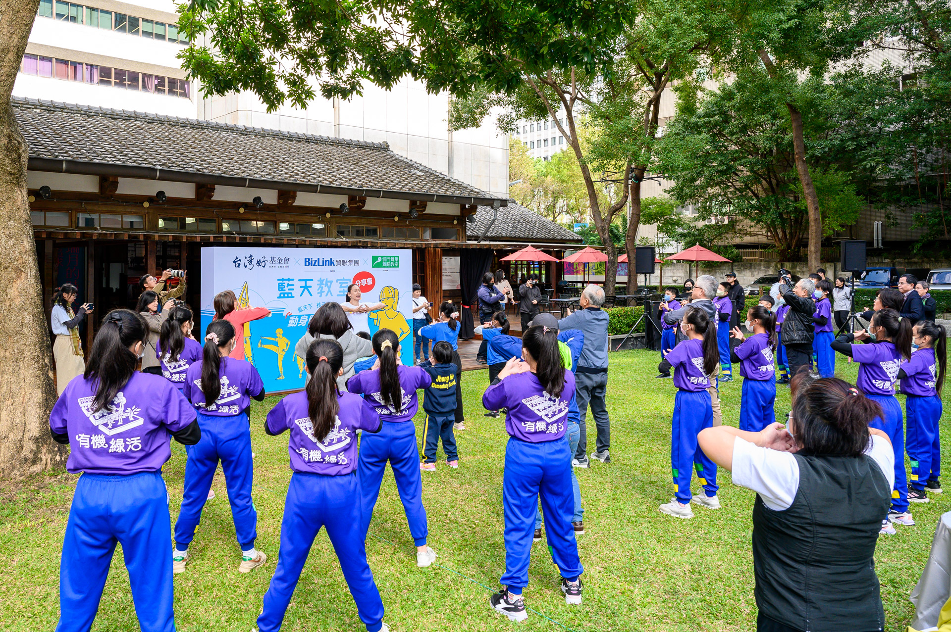 苗栗新英國小六年級學生在分享會上表演武術。（台灣好基金會提供）