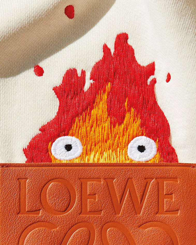 LOEWE攜手吉卜力工作室推出聯名最終章《霍爾的移動城堡》。