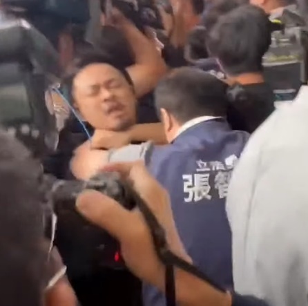 張智倫等人對洪申翰推擠拉扯，場面混亂。（翻攝網路）