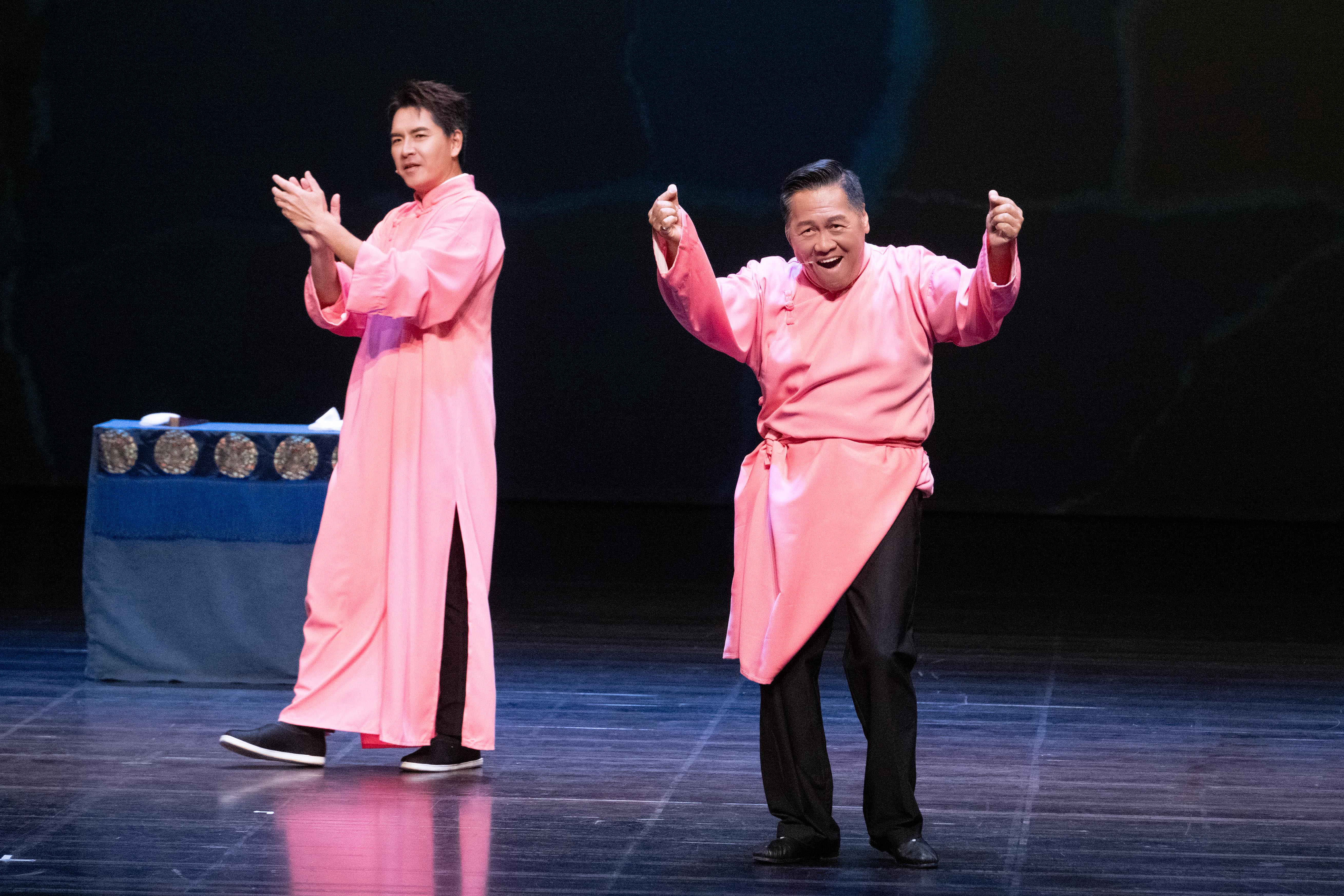王傳一在朱德剛的提攜下完成人生第一次相聲演出。(嚞娛樂提供)