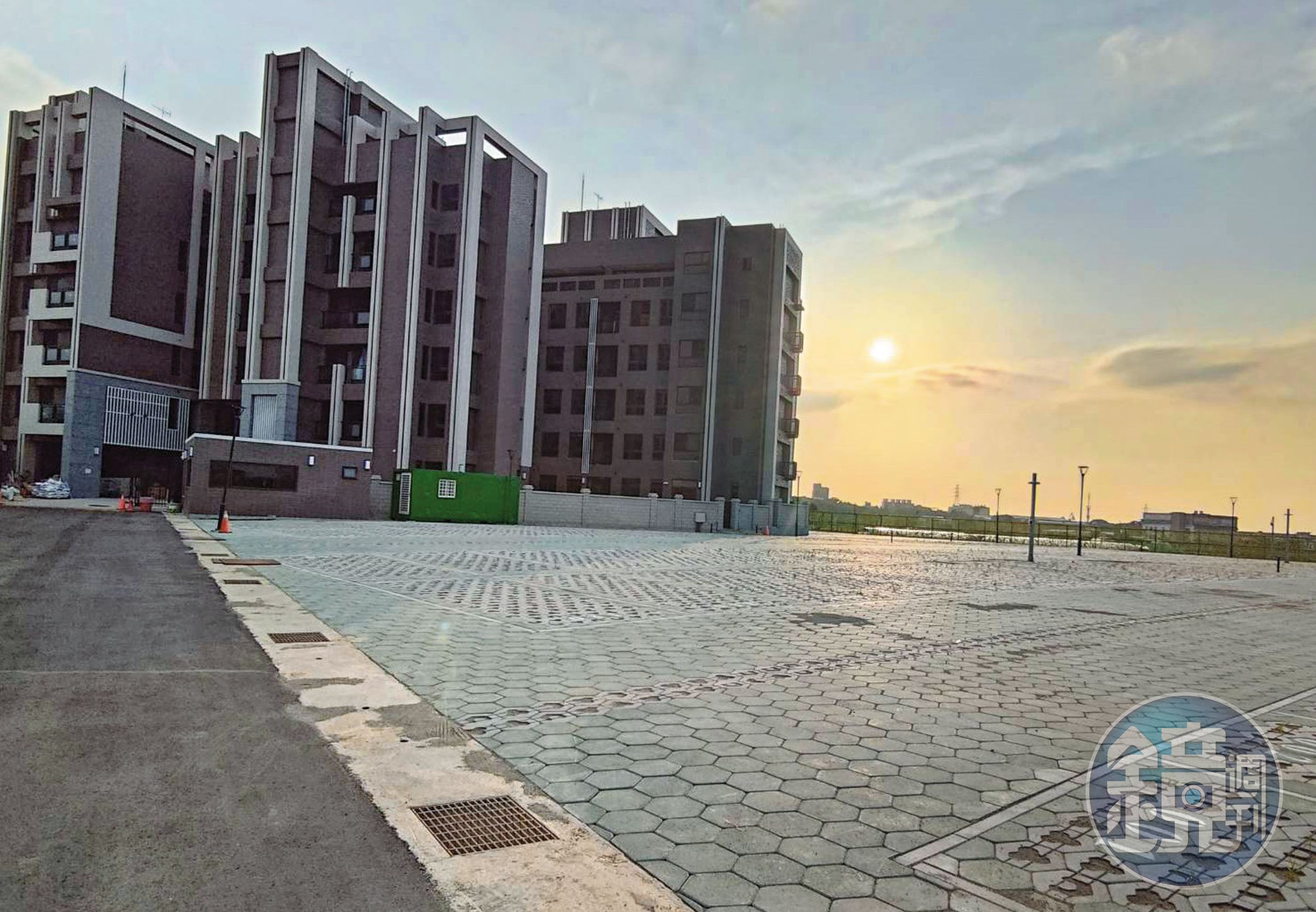 廣川建設所推出的建案「廣川漾」，違法將農地當停車場販售，佀家父子被爆正是幕後操盤者。