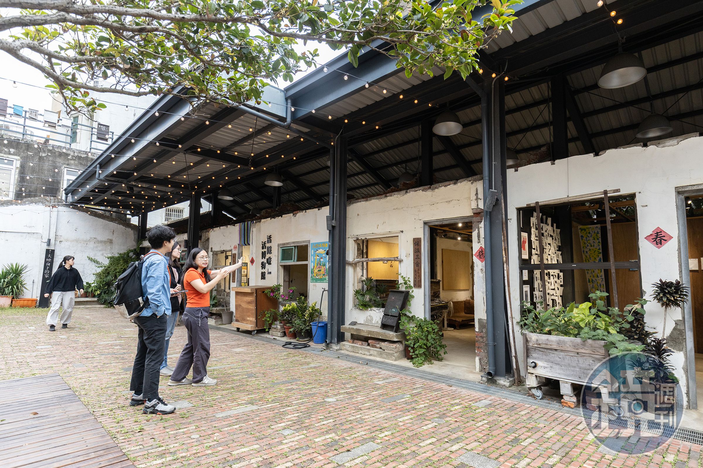 位於大煙囪旁的保溫基地一、二、三舍等建築物,展現出當時「暫時借住」克難思維下打造的極簡宿舍空間。