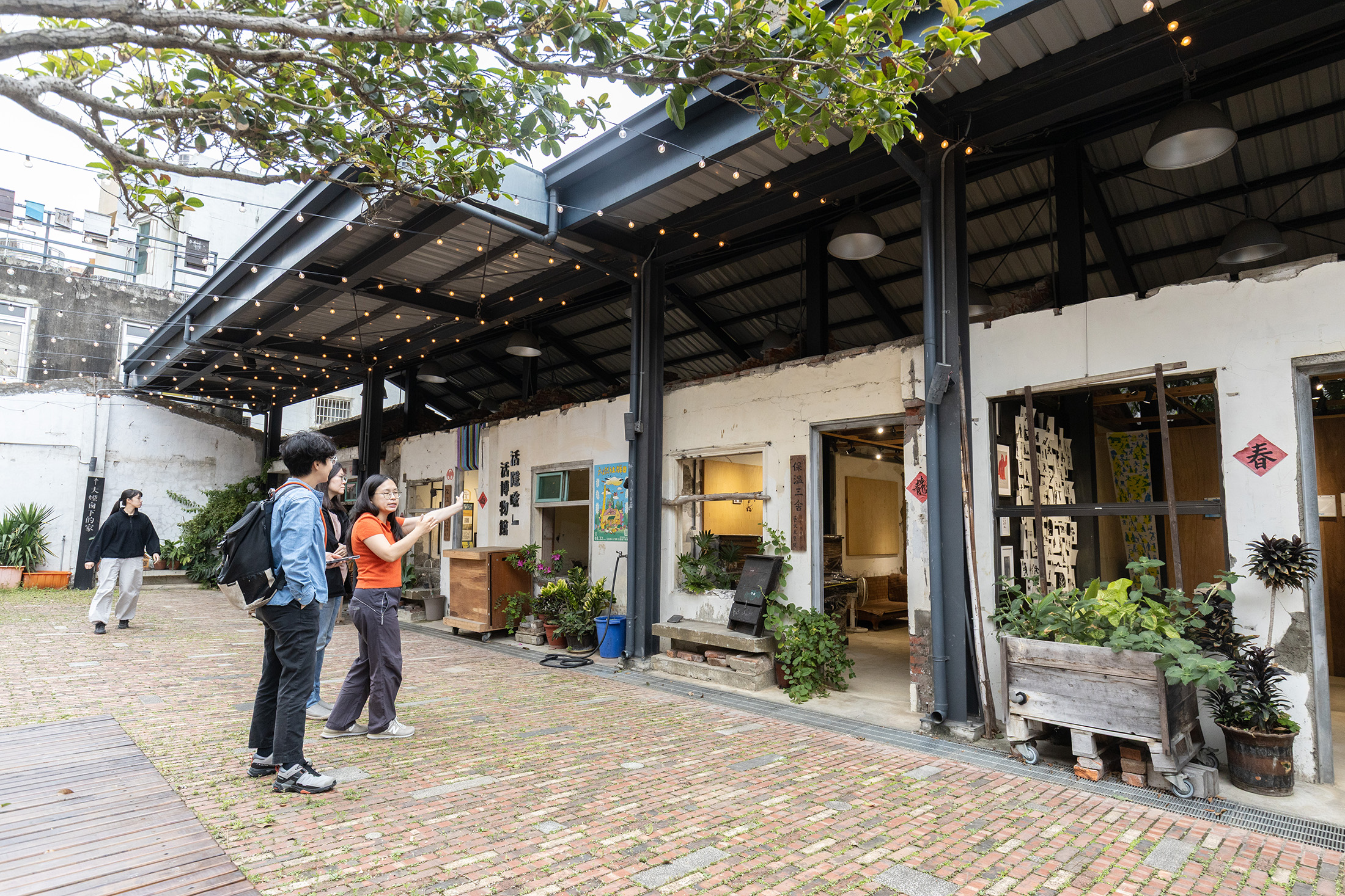 位於大煙囪旁的保溫基地一、二、三舍等建築物,展現出當時「暫時借住」克難思維下打造的極簡宿舍空間。