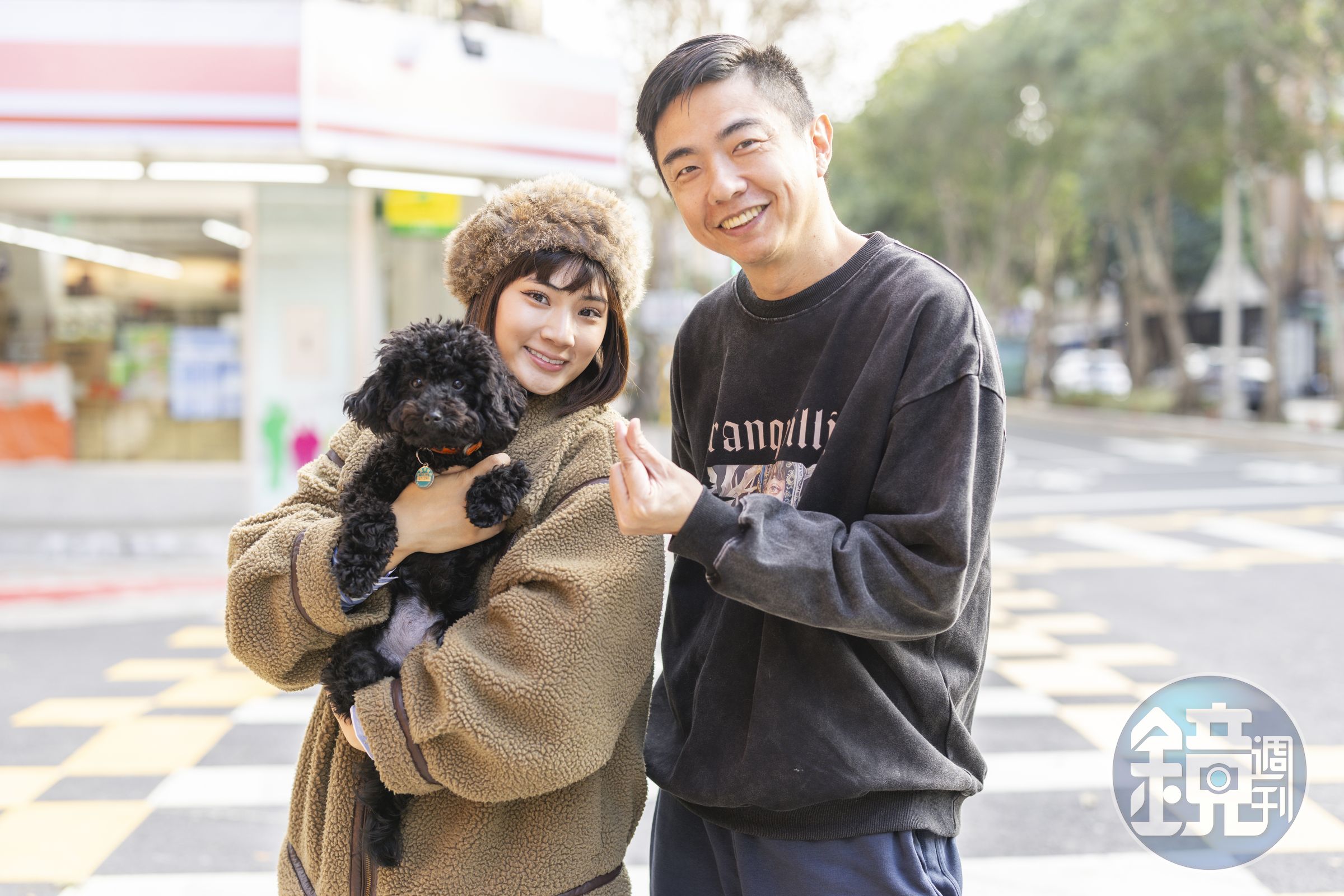 對於林宜禾(左)幼犬炭吉會吃大便、亂大小便,以及不愛吃飯,熊爸見招拆招直說「有耐心就能解決」。