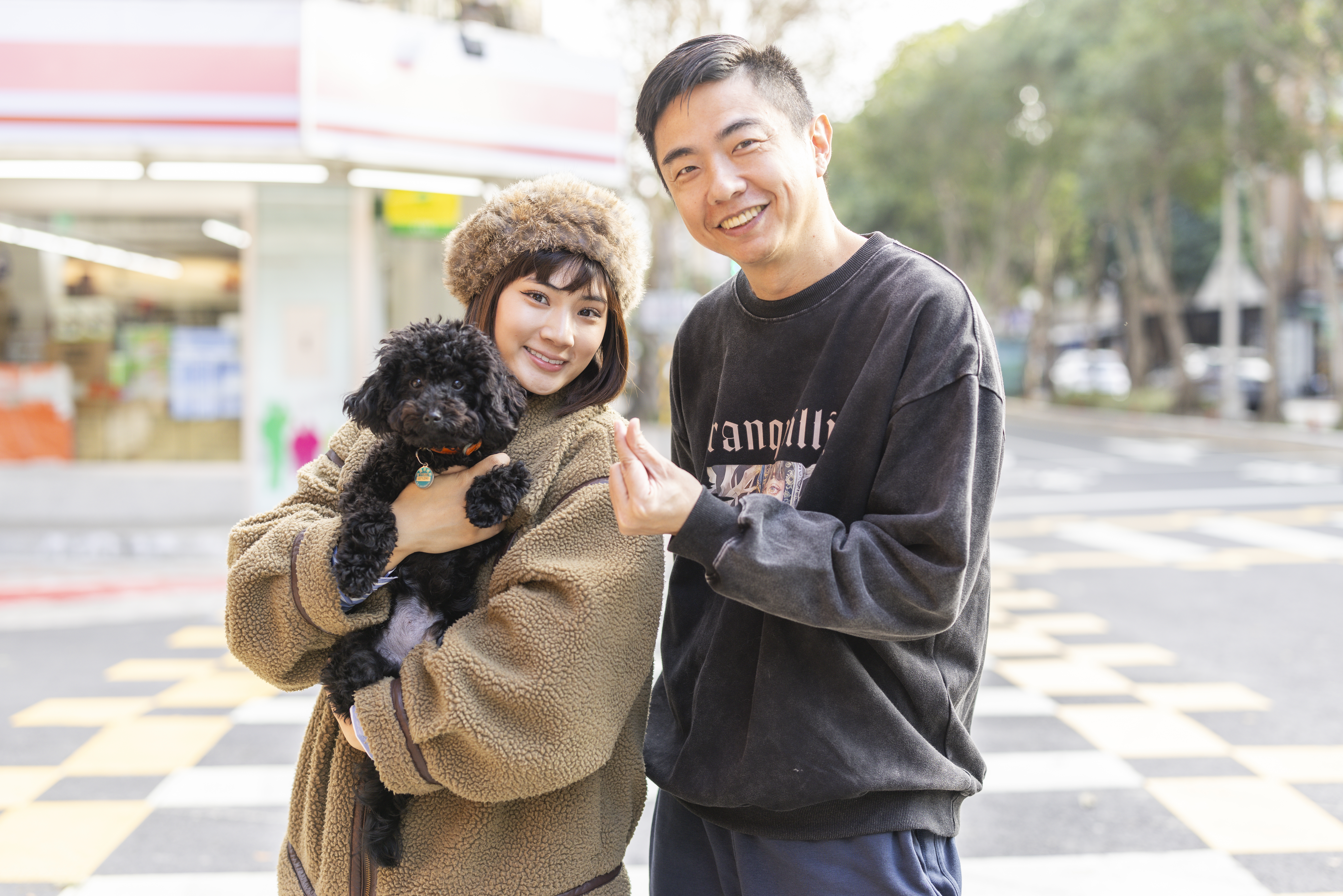 對於林宜禾（左）幼犬炭吉會吃大便、亂大小便，以及不愛吃飯，熊爸見招拆招直說「有耐心就能解決」。