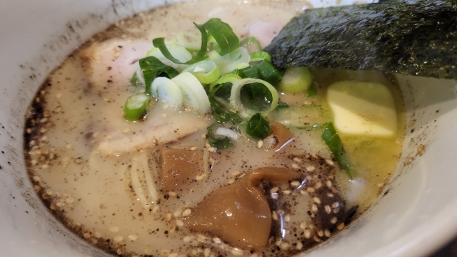 日本拉麵店可見老鳥逼新人痛苦吃「大碗拉麵」的陋習。（示意圖，photoAC）