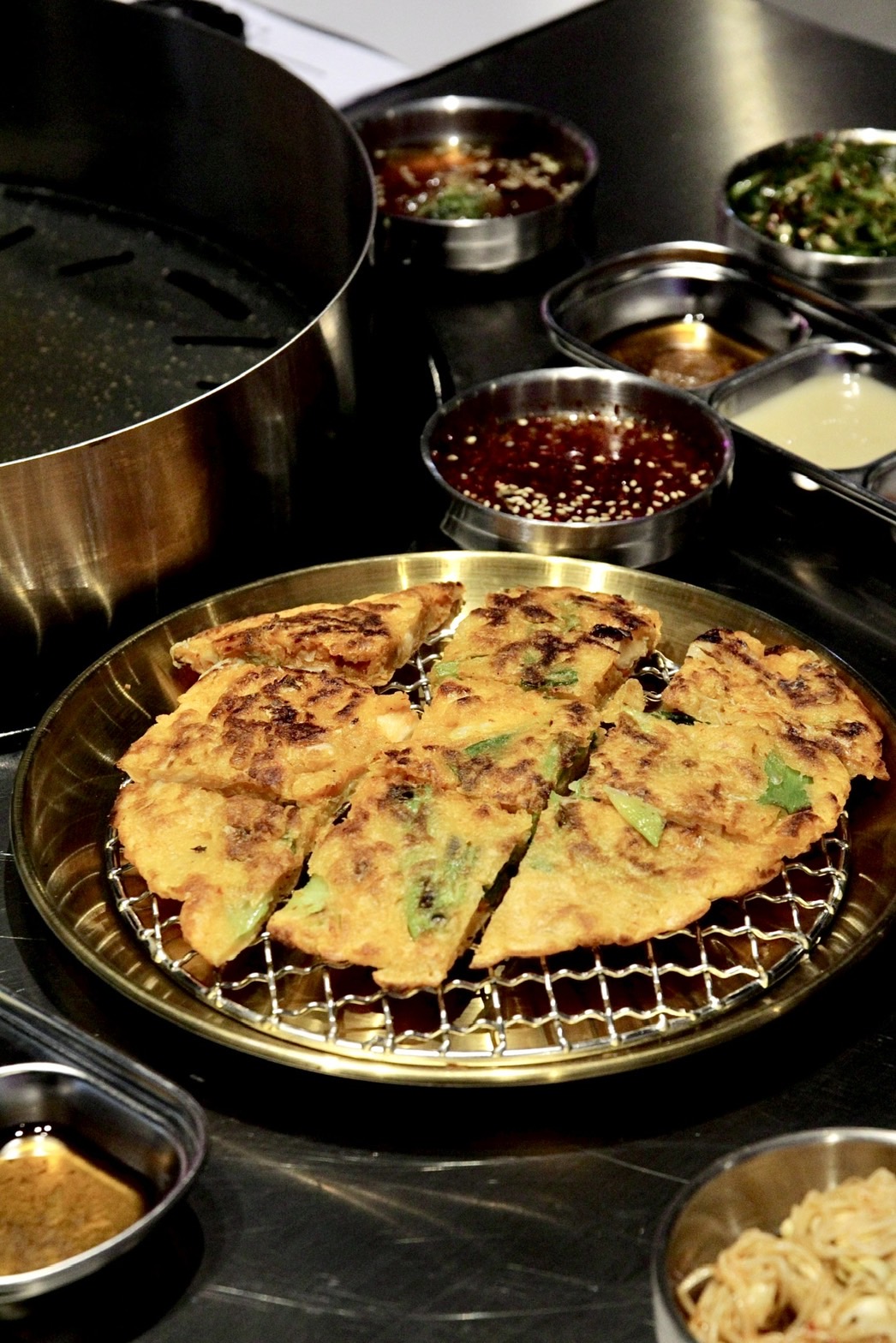 除了烤肉,套餐當中還會附上如煎餅等「布帳馬車美食」,讓熱愛韓式料理的人可以吃得盡興。