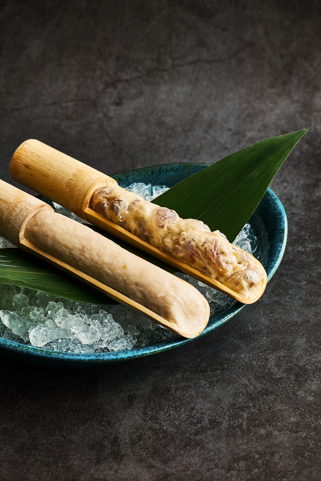 日式風味的「特製鮮蝦滑」（右）與雞軟骨加上豬板油、炸蒜片、黑胡椒打至均勻「雞軟骨手工丸」（左）。（SHABU ZEN提供）