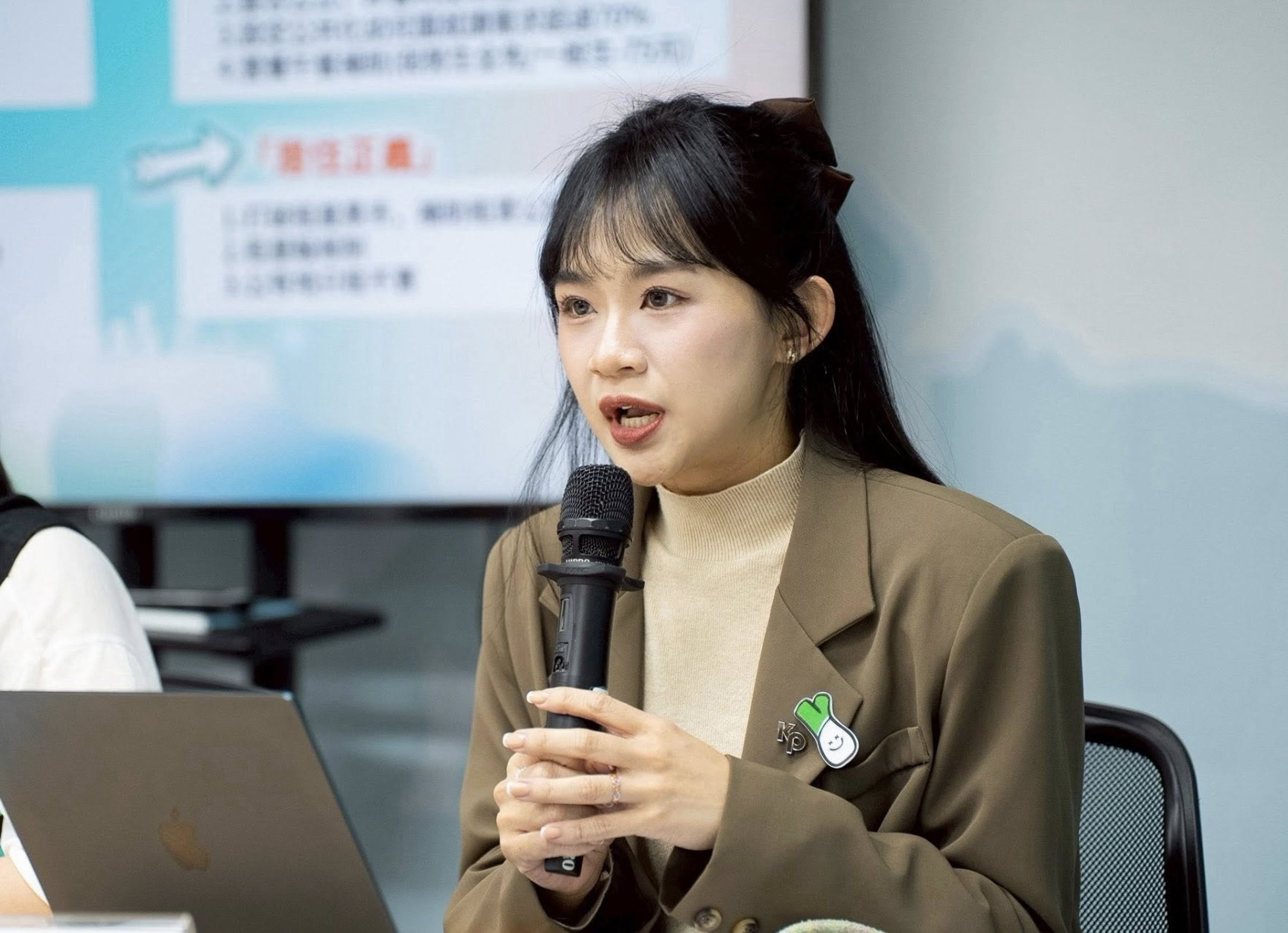 民眾黨發言人怒轟李貞秀，「謊話連篇、不要臉」。（翻攝自張彤臉書）