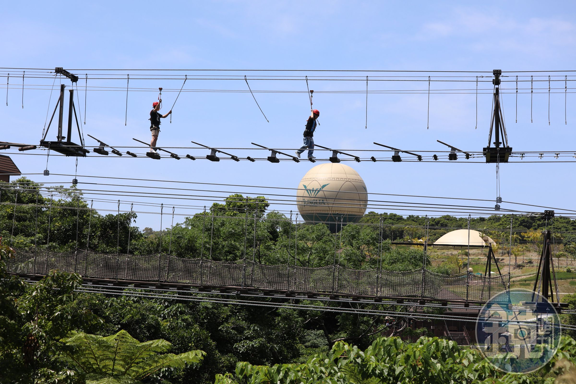 SKY-END TREKKING」高空吊橋全長84公尺、最大高低差約34公尺,走在搖晃橋面心驚膽顫。