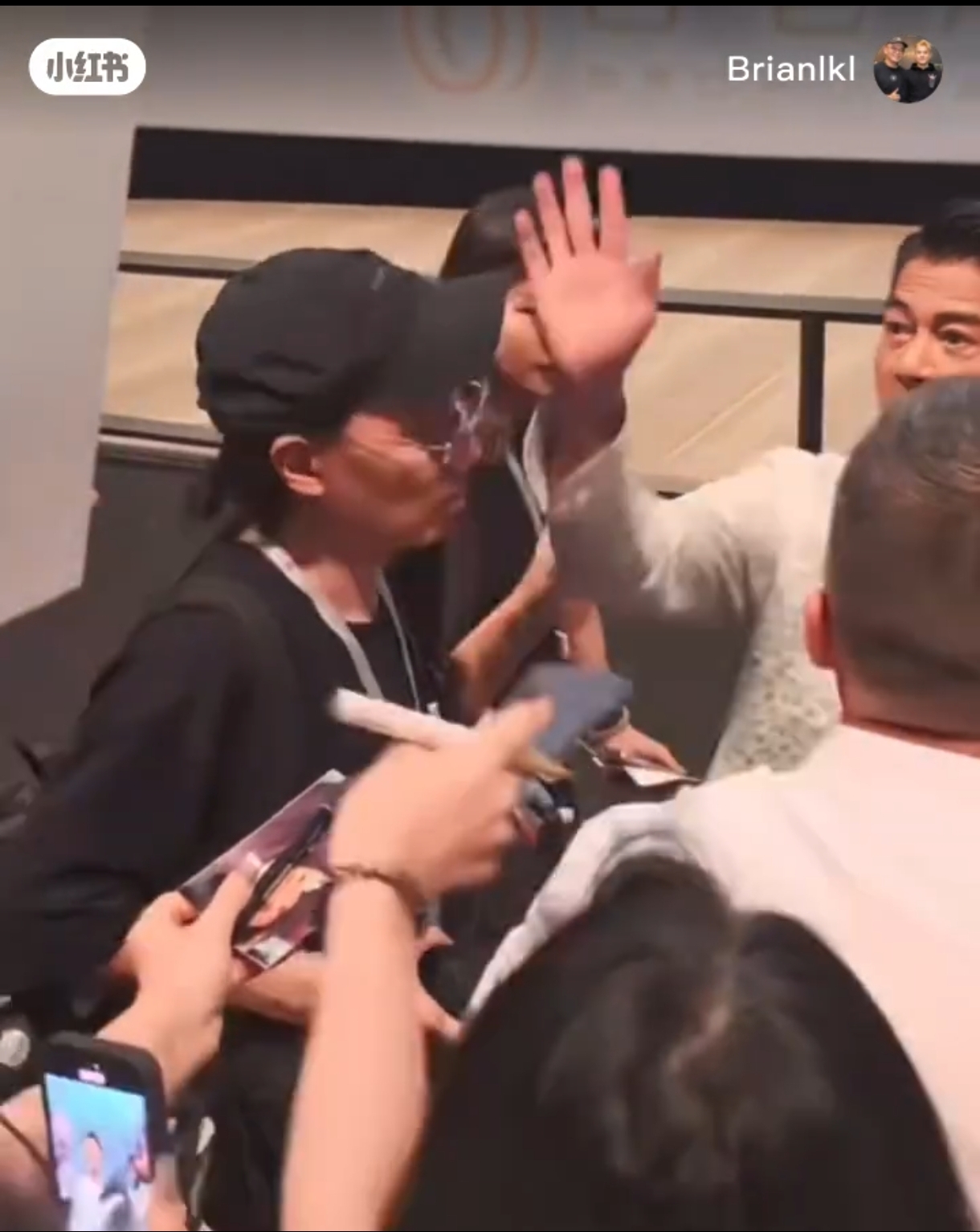 郭富城馬上向粉絲揮手道別，結束簽名環節，由保全護送離開。（翻攝自小紅書） 