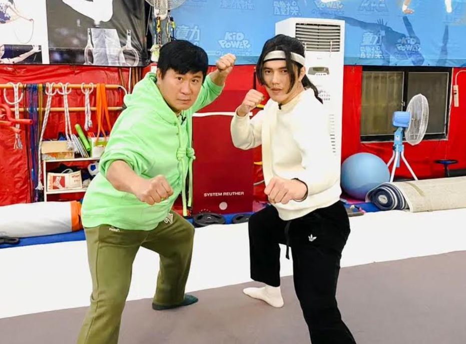 胡瓜向奇軒討教特技動作。（下面一位提供）