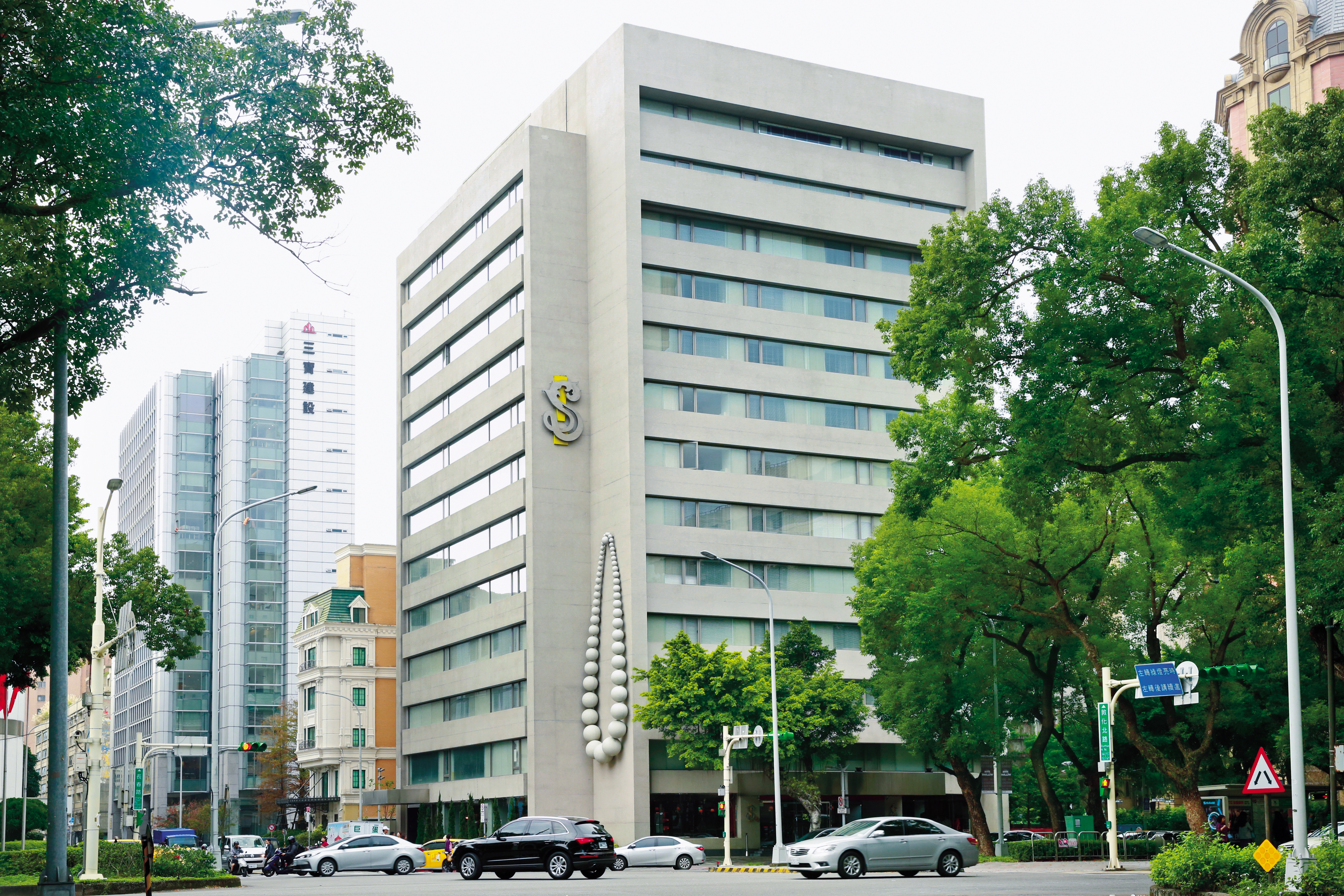 S Hotel現在承租保證人仍是S媽，甚至多次收到未繳租金的存證信函。