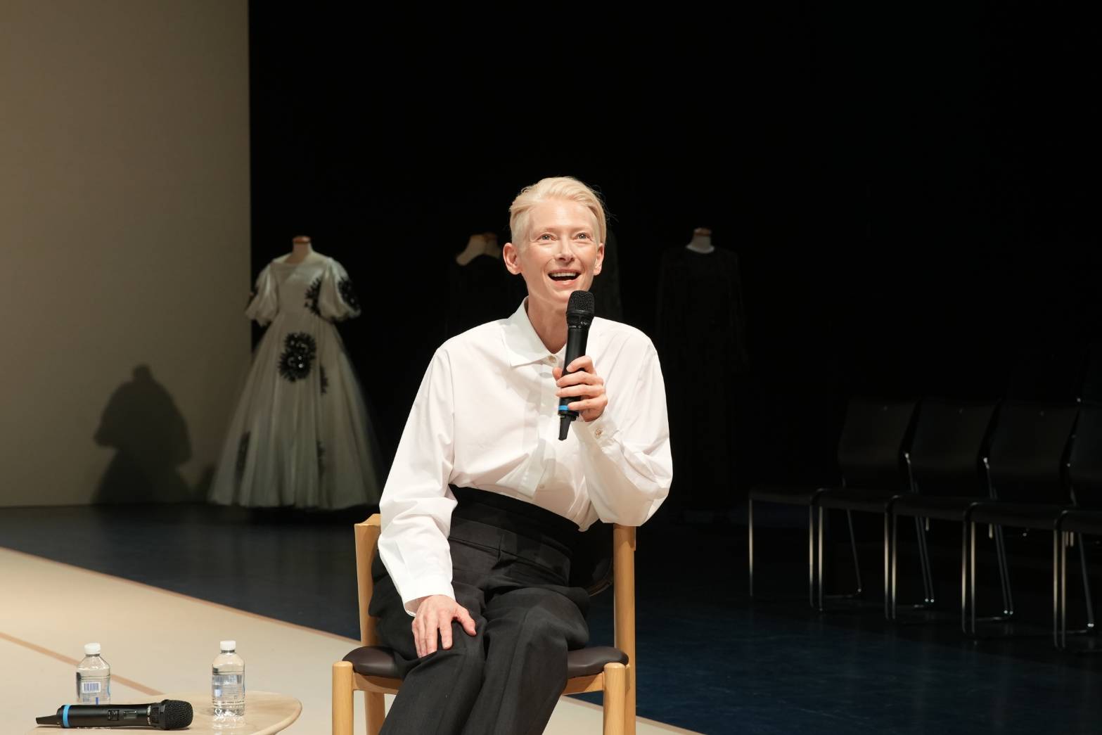 蒂妲史雲頓在記者會侃侃而談，優雅迷人。