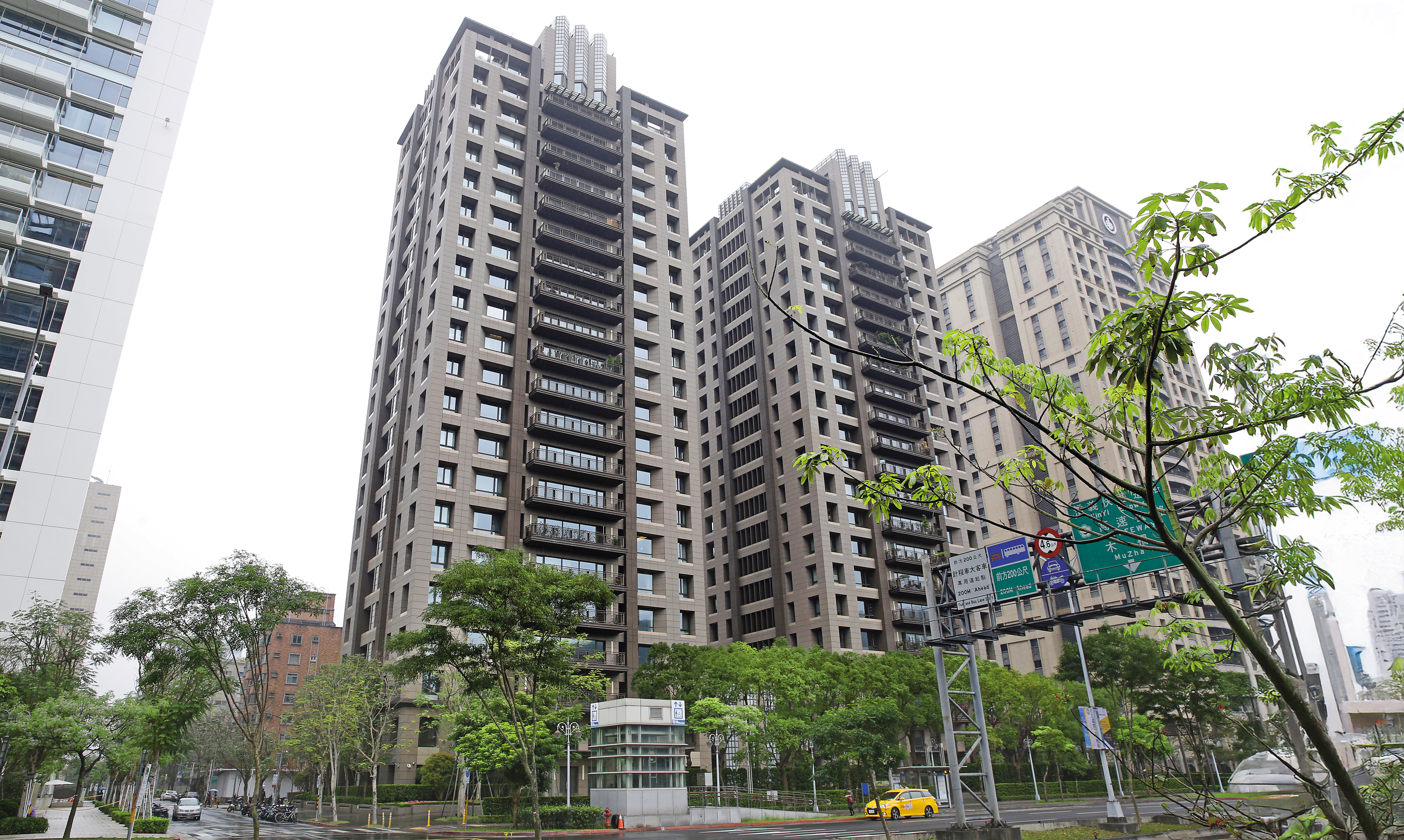 	有傳當初為了汪小菲「做生意」，大S抵押「台北信義」借他錢，但如今被爆仍有2.5億元未清償。