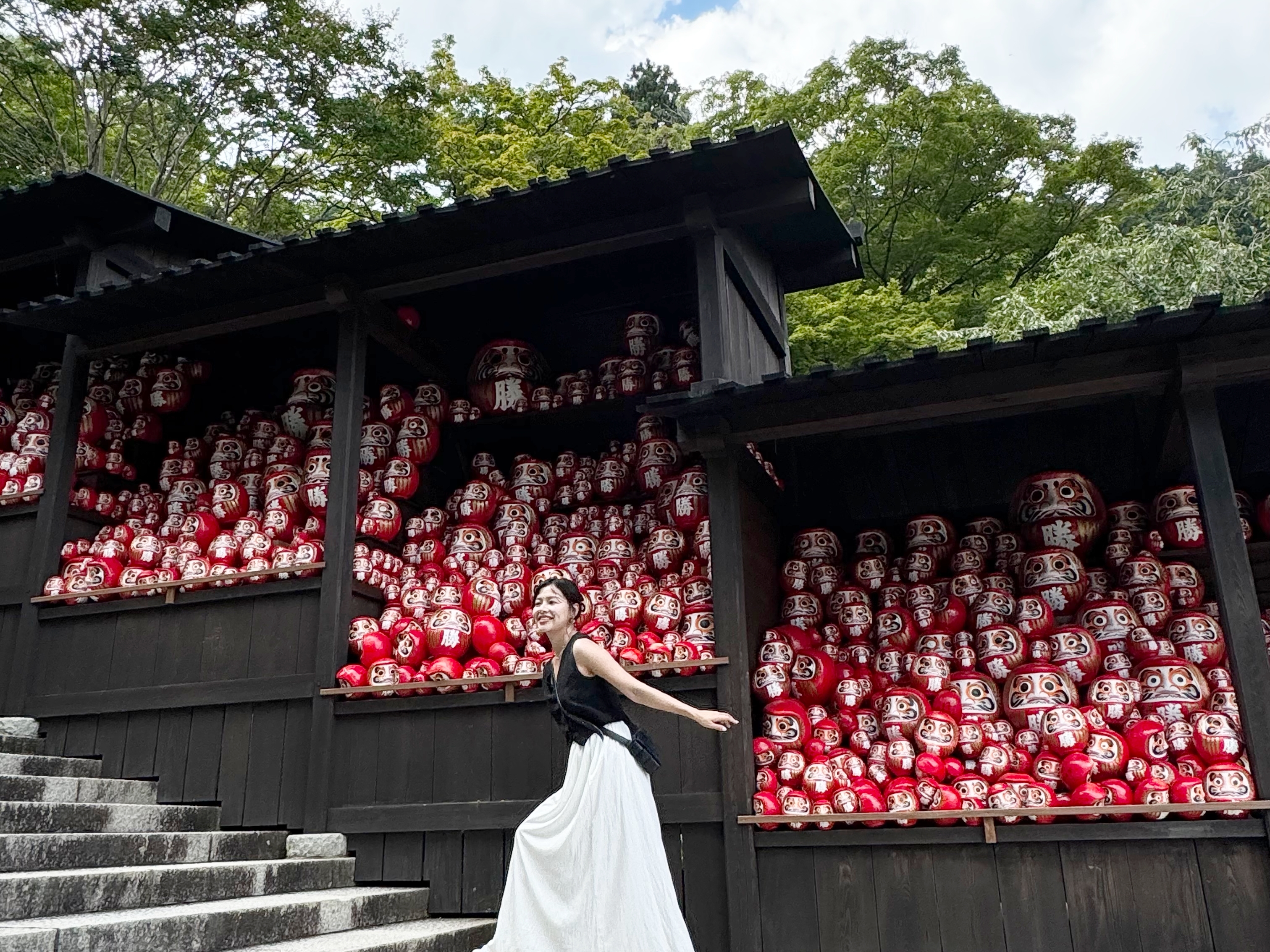 勝尾寺已有1,300年悠久歷史，相傳鎌倉幕府與室町幕府將軍都曾在此參拜祈求好運與勝利。