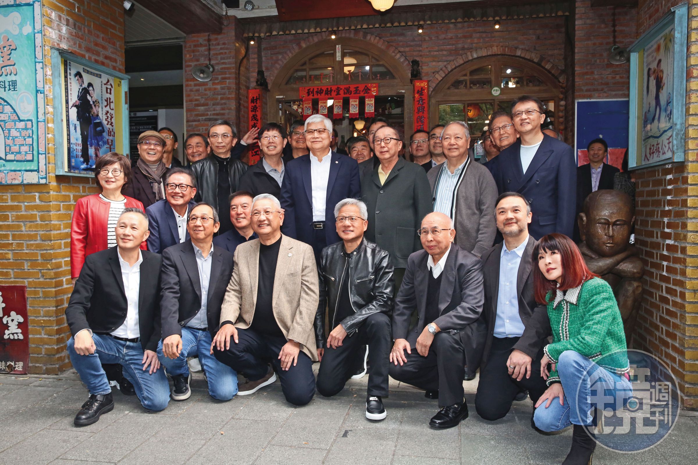 川普關稅開徵後，電子代工廠在亞洲製造無法賺錢，到美國設廠也將面臨虧損問題。圖為台科技業者與輝達執行長黃仁勳聚餐。