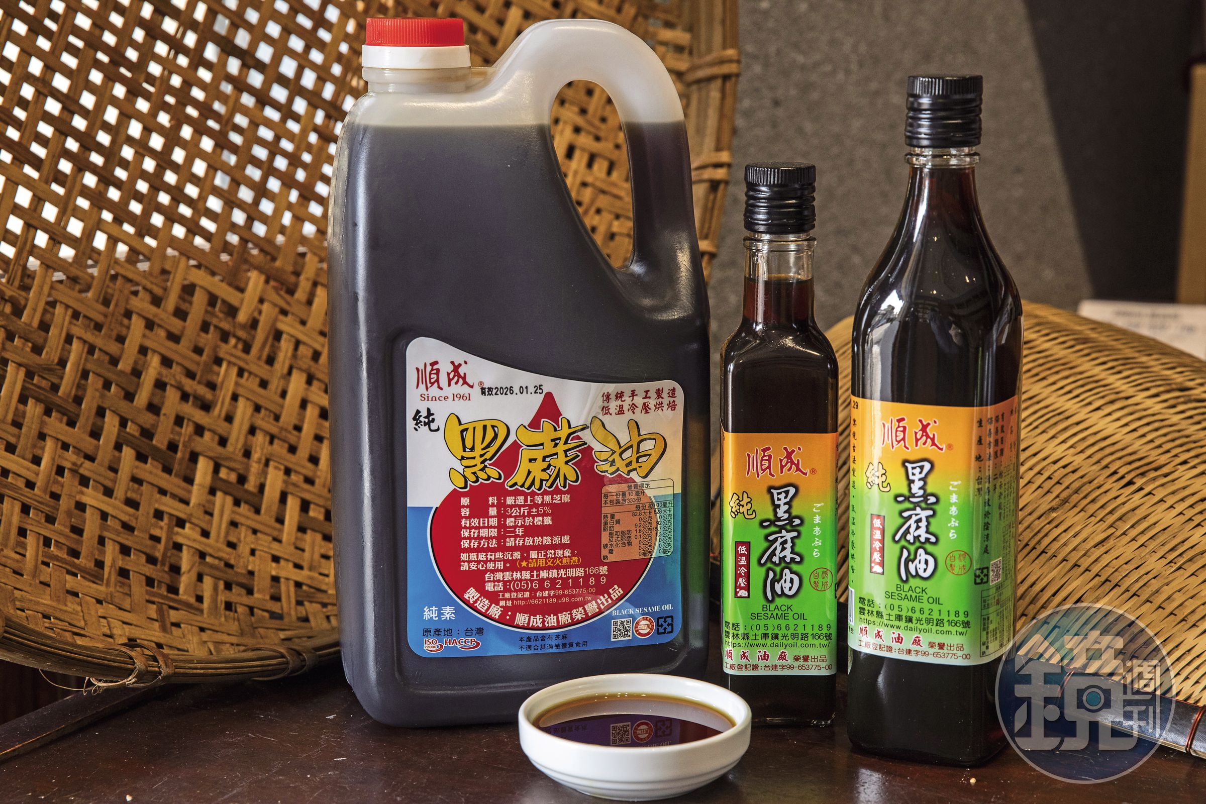 順成黑麻油經炒焙、冷壓榨油，味道濃厚。（左起冷壓純黑麻油，1,250元/3公斤；第一道頂級黑麻油頭，230元/250ml；330元/560ml）