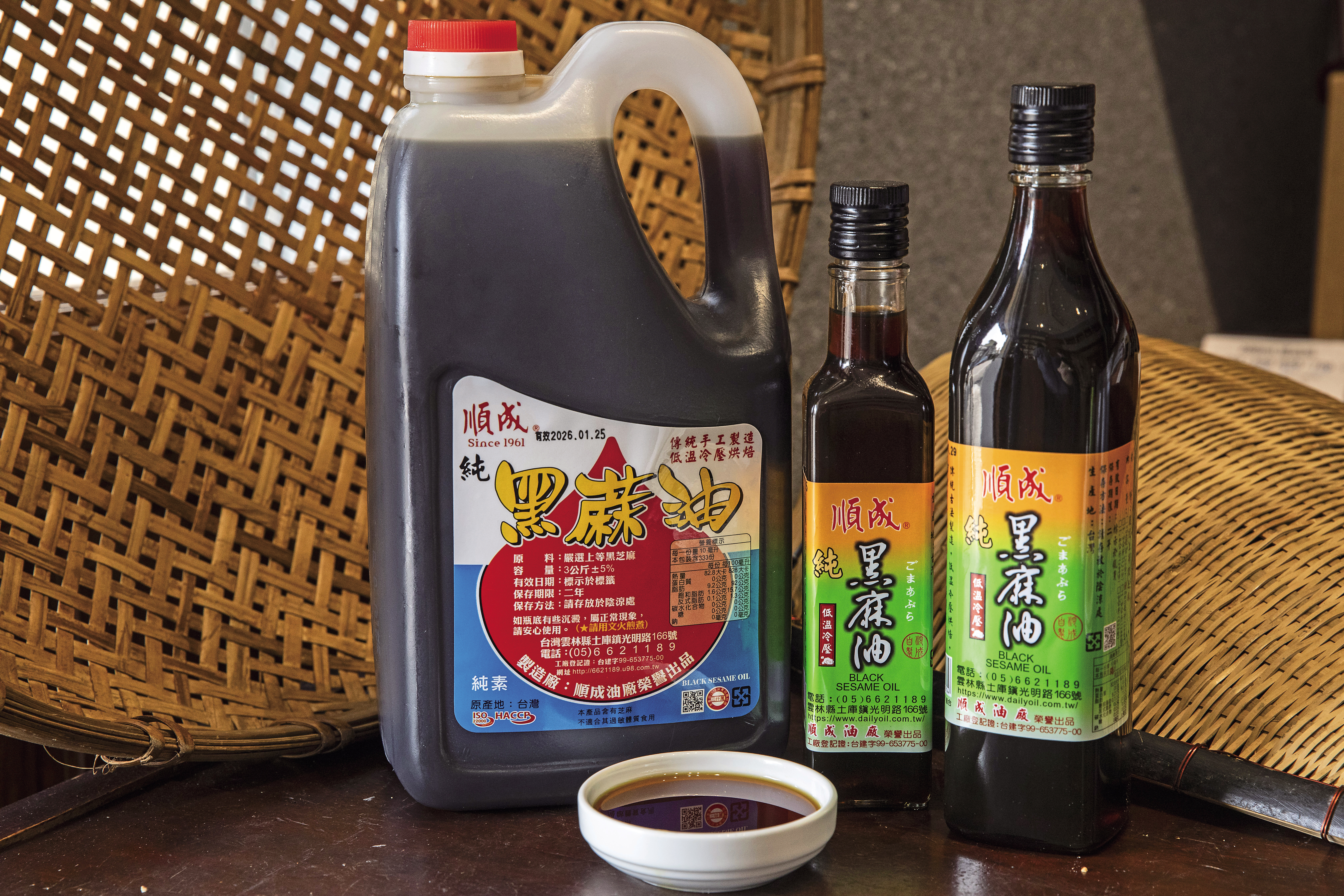 順成黑麻油經炒焙、冷壓榨油，味道濃厚。（左起冷壓純黑麻油，1,250元/3公斤；第一道頂級黑麻油頭，230元/250ml；330元/560ml）