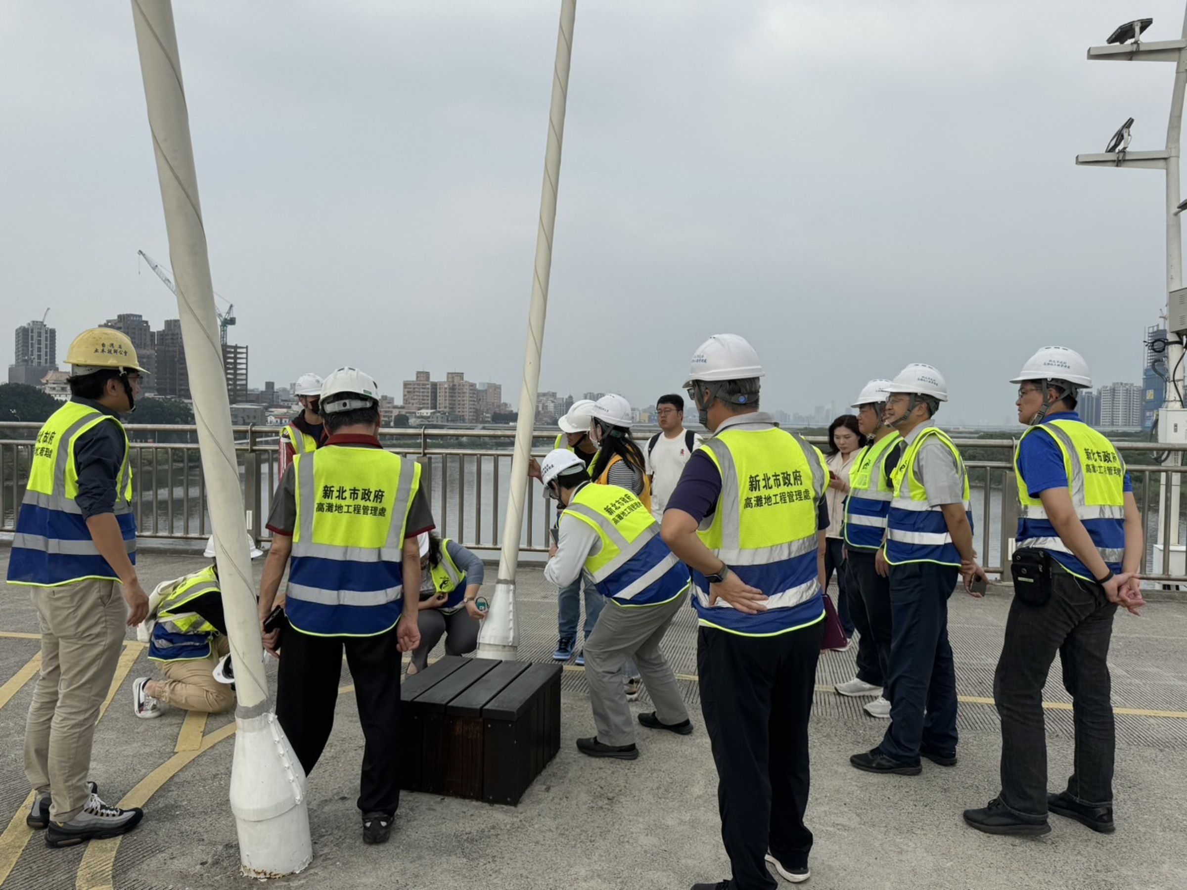 高灘處緊急聯繫台灣省土木技師公會、台灣省結構技師公會及新北市土木技師公會各橋梁專家技師至現場勘查。（新北高灘處提供）