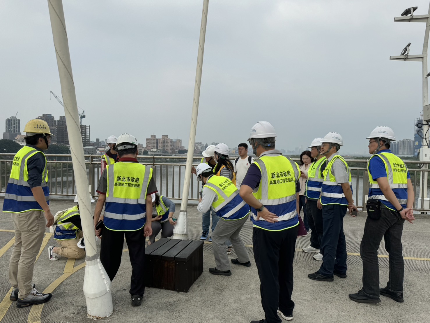 高灘處緊急聯繫台灣省土木技師公會、台灣省結構技師公會及新北市土木技師公會各橋梁專家技師至現場勘查。（新北高灘處提供）