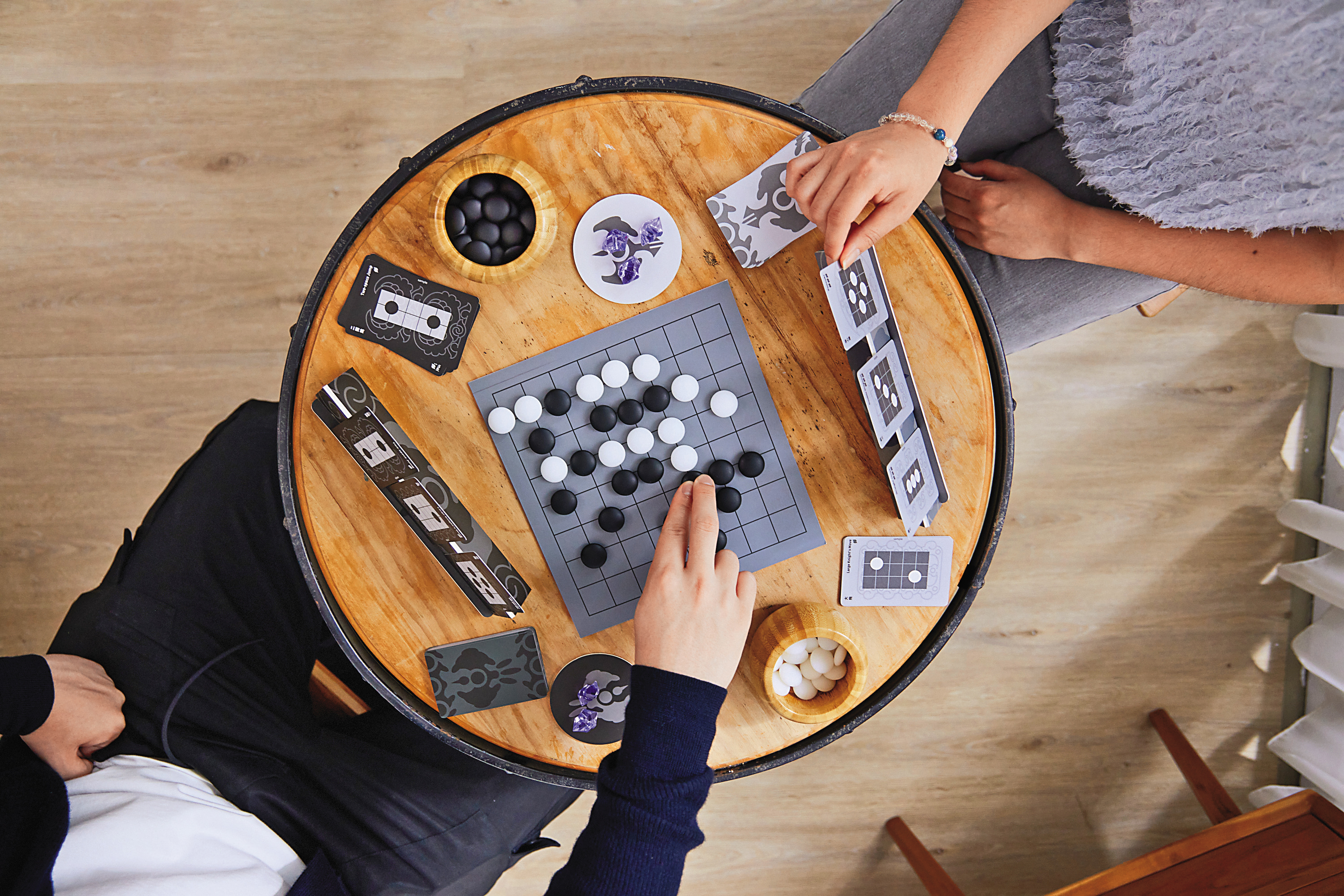 《烏鷺爭霸》玩法取材自圍棋，利用卡牌增加運氣成分與趣味性，藉以降低圍棋學習門檻。		（黑嘉嘉圍棋提供）