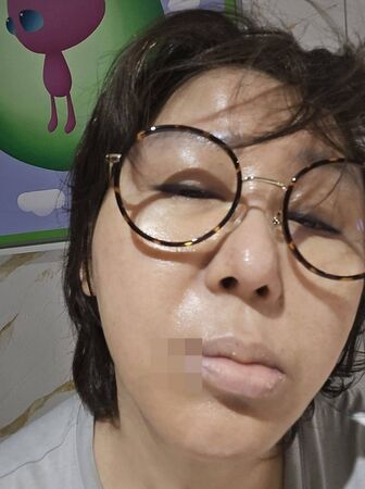 藍心湄凌晨收工發文面露疲倦樣。(翻攝自藍心湄臉書)