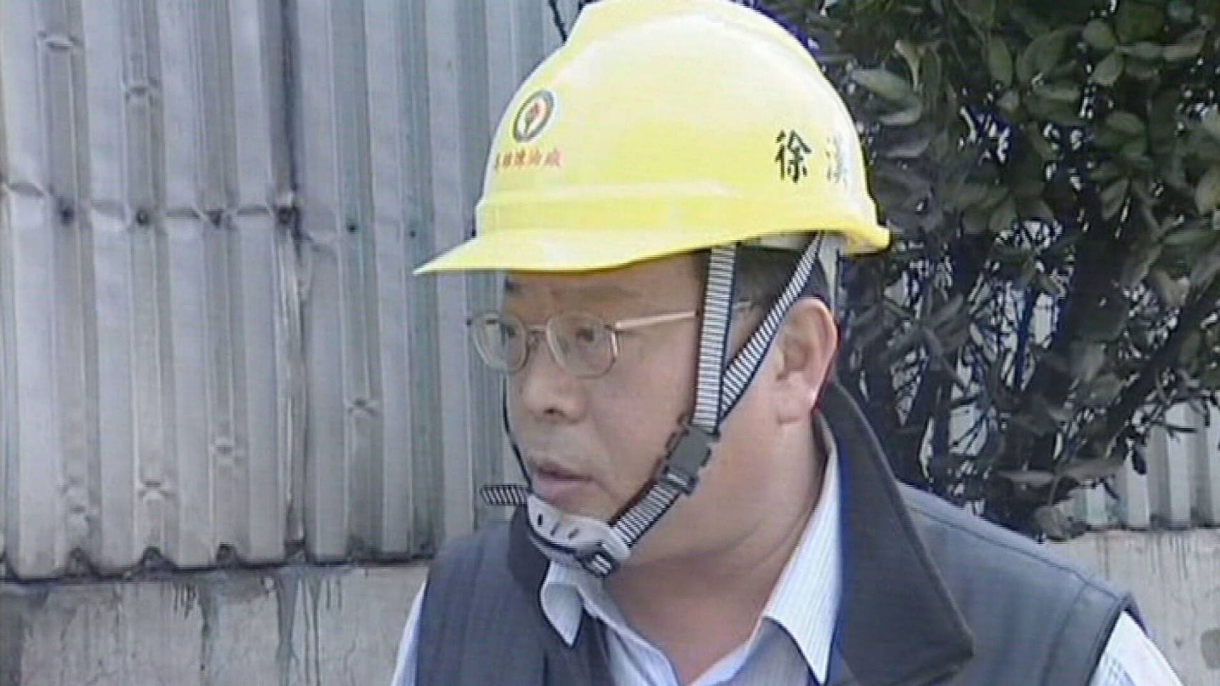 中油煉製事業部前執行長徐漢涉嫌貪汙，曾在辦公室被搜出2,710萬元不明現金，如今竟剪斷電子腳鐐棄保潛逃。（鏡新聞提供）
