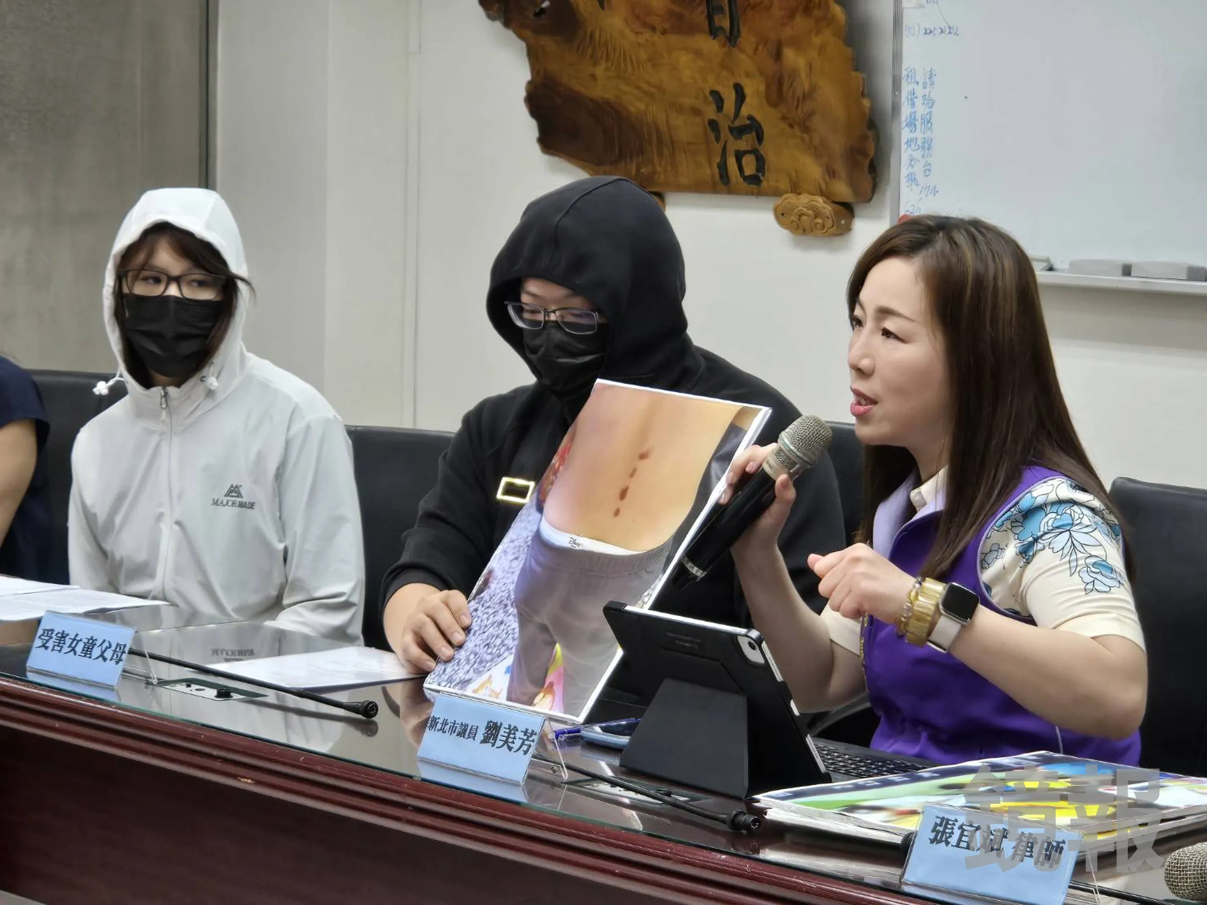 板橋一家幼兒園爆出園長逼幼生強行脫衣褲等情事，法院裁定園長以5萬元交保。（鏡報）