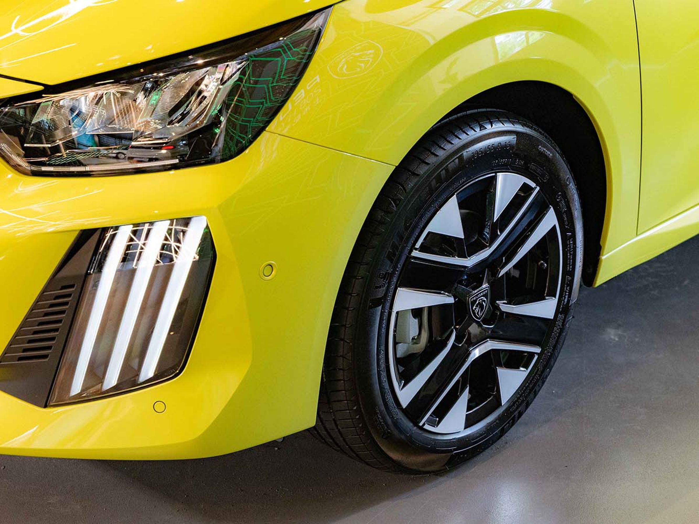 經典獅王三爪式 LED 日間行車燈結合銳利獅眸 LED 頭燈組，形塑出銳利自信的車頭神韻。