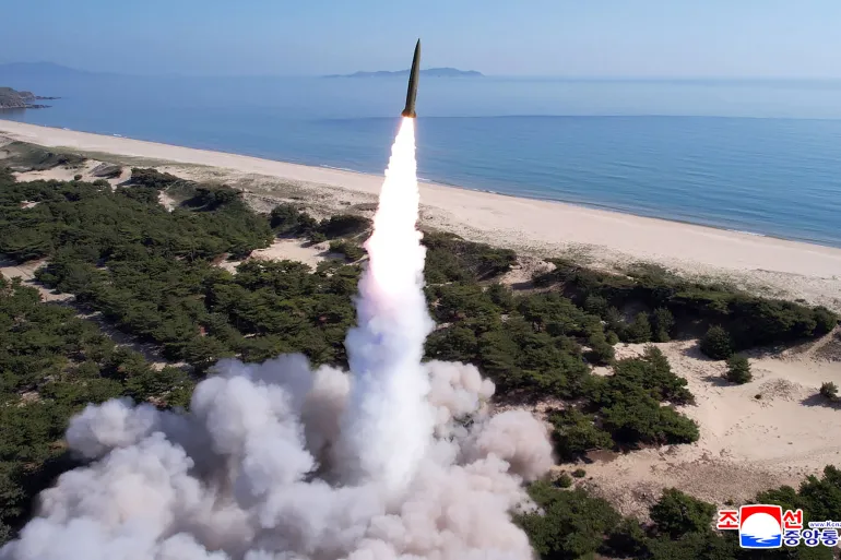 北韓稍早再度朝日本海海域發射了疑似為彈道飛彈的飛行物體。（翻攝自朝中社）