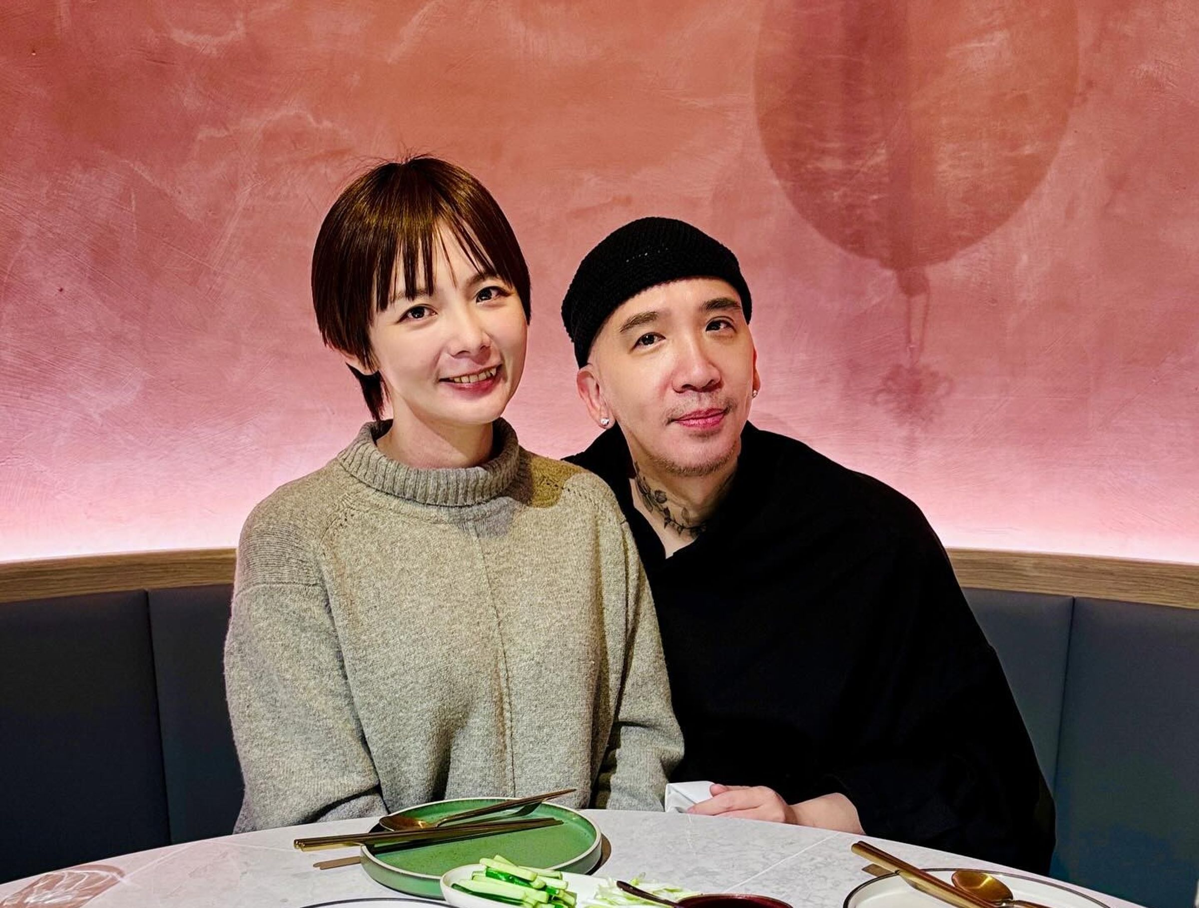 作家H(右)與陳珮甄(左)才結婚36天就宣布離婚。(翻攝作家H臉書)