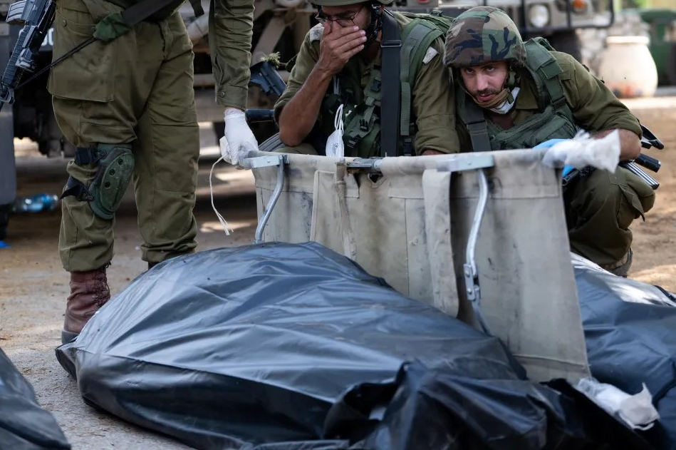 哈瑪斯屠殺40孩童、嬰兒被斬首，全家被活燒！女記者直擊人間煉獄顫抖播報。（翻自《太陽報》）