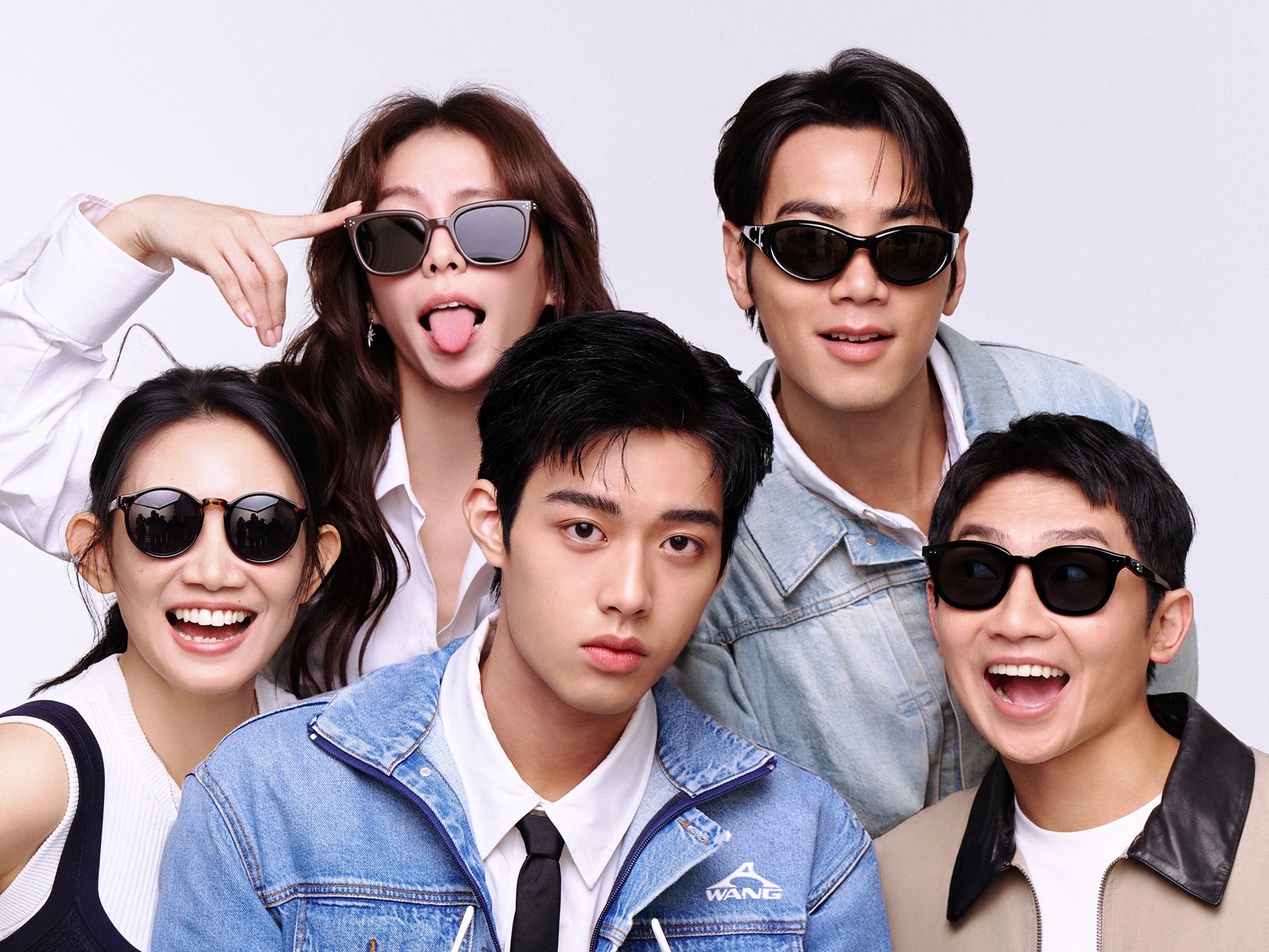 宋芸樺、禾浩辰、蔡昌憲和吳奕蓉與新人師弟季凡立開心合影。（快樂成長娛樂提供）