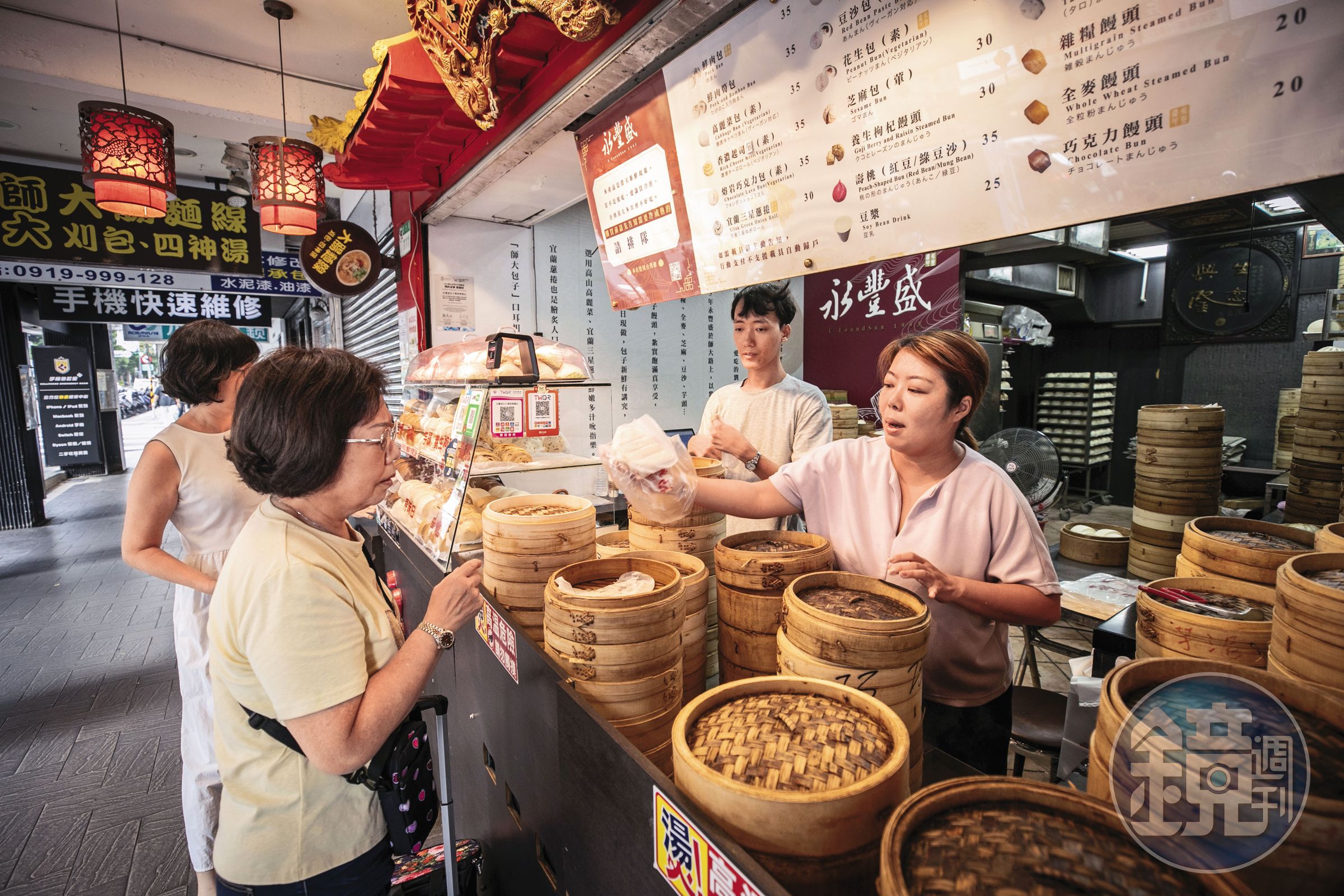 蒸台設於店門口是包子店常見作法，永豐盛以訂製竹籠蒸製保溫，讓麵點增添竹香，藉此吸引過路客。