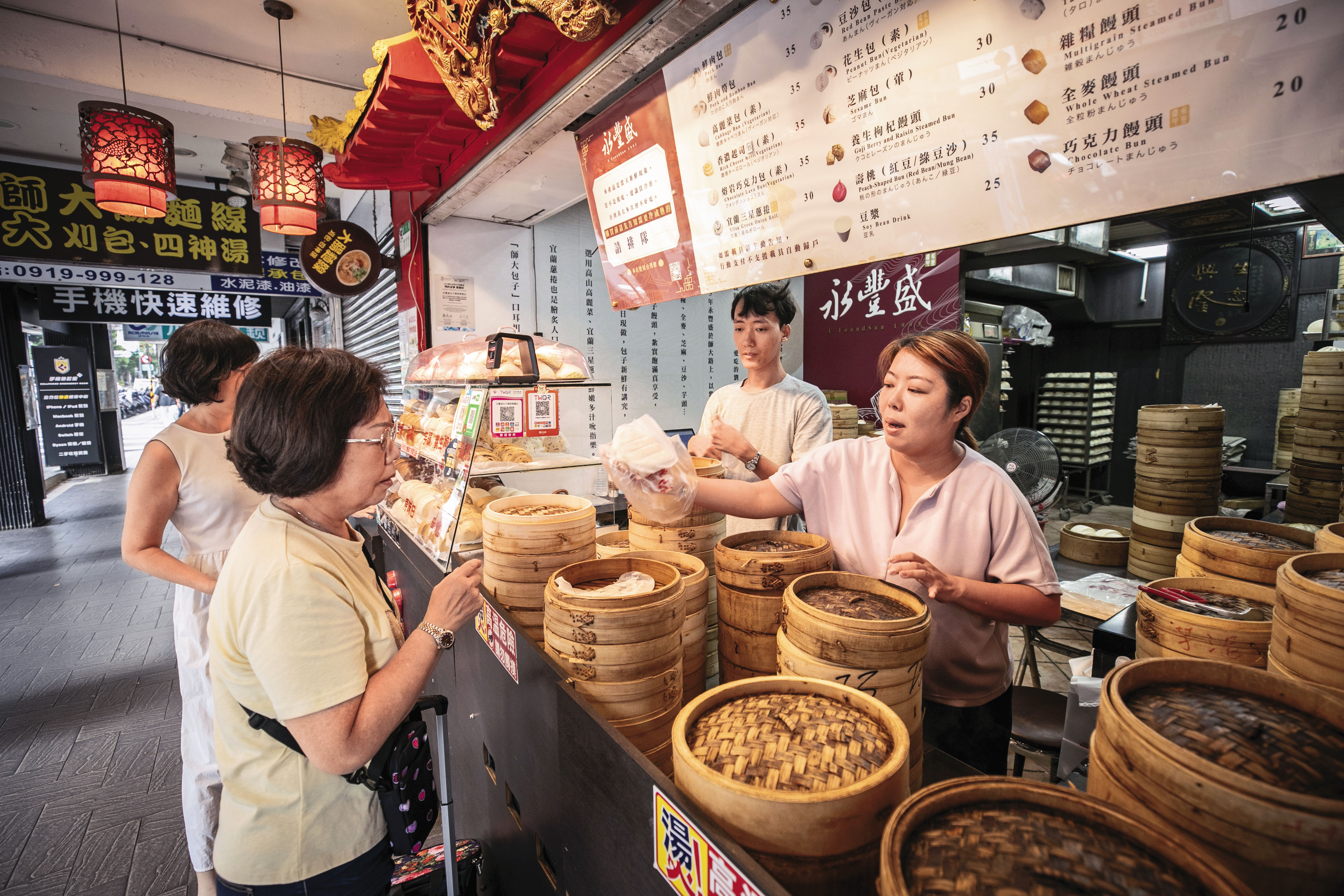 蒸台設於店門口是包子店常見作法，永豐盛以訂製竹籠蒸製保溫，讓麵點增添竹香，藉此吸引過路客。