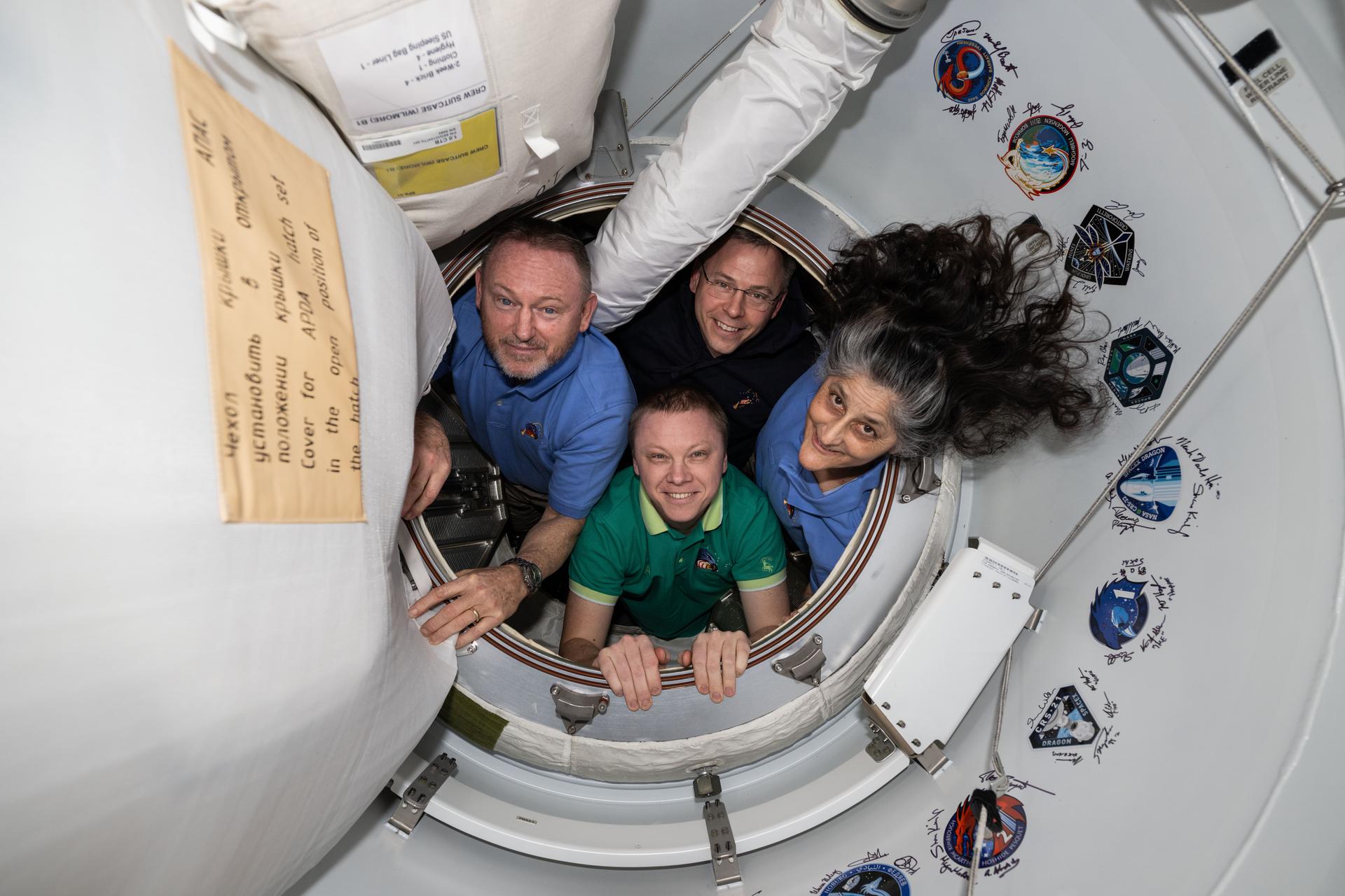 NASA的SpaceX Crew-9成員在國際太空站與SpaceX 龍飛船之間的連接艙內合影留念。左起順時針為巴里威爾莫（Barry Wilmore）、尼克黑格（Nick Hague）、蘇尼塔威廉斯（Suni Williams），以及俄羅斯航太局太空人亞歷山大戈爾布諾夫（Aleksandr Gorbunov）。