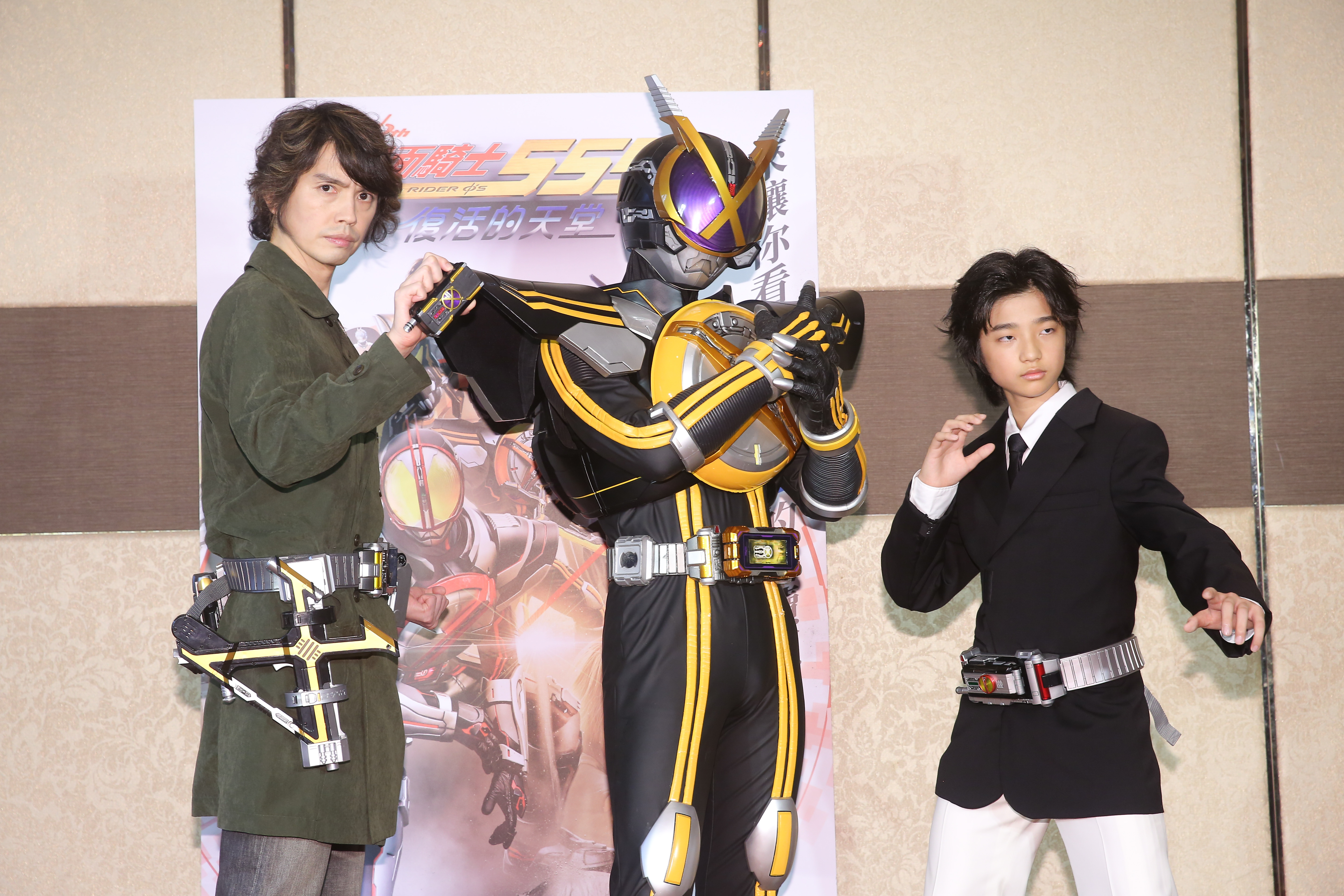 《假面騎士555 20th 復活的天堂》主演村上幸平（左）來台宣傳，白潤音（右）以系列鐵粉身分到場。