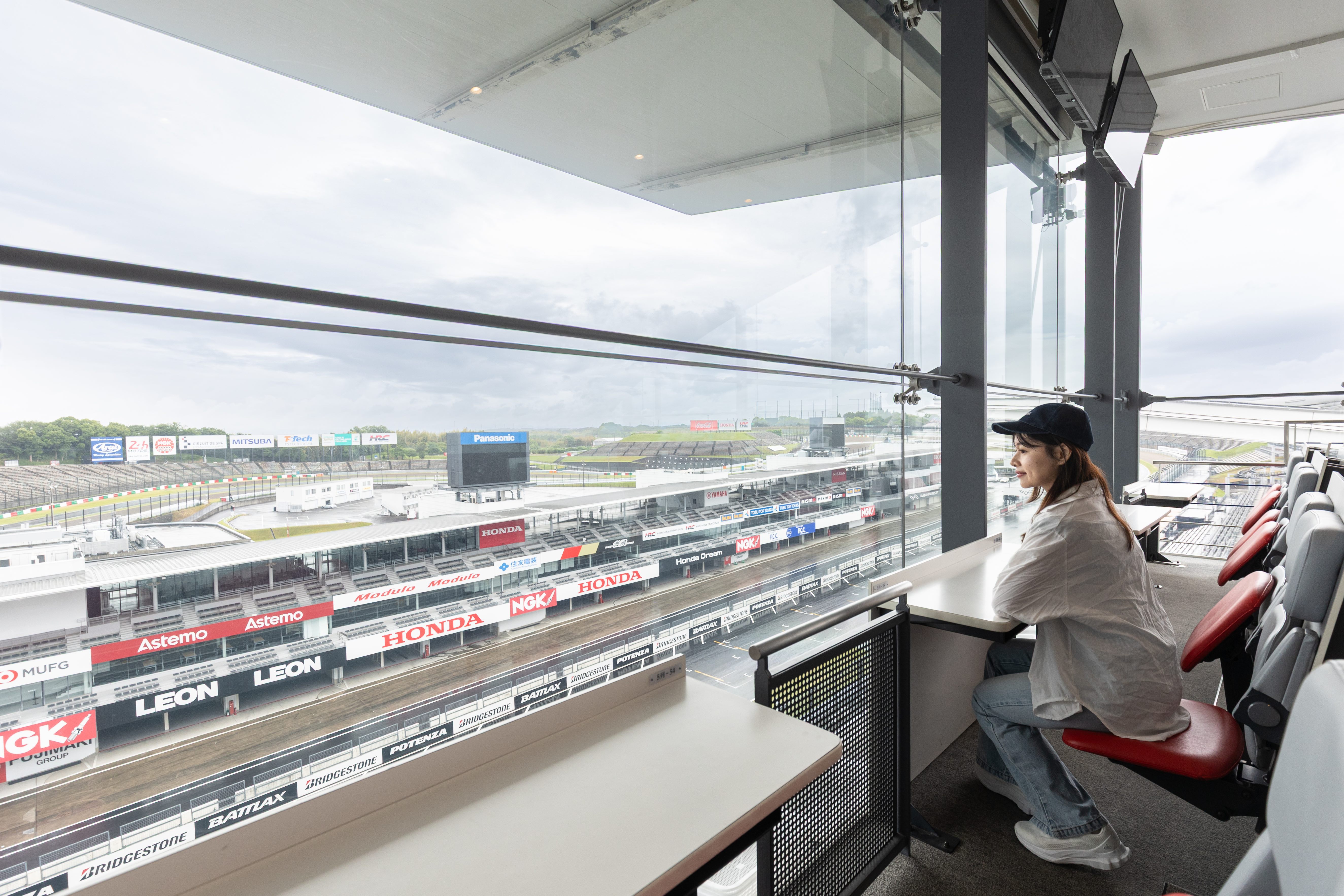 F1賽事期間要價約70萬日圓的VIP席位,能吹著冷氣從高處視角觀賽。