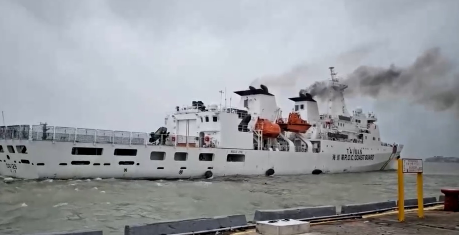 高雄艦在颱風天出海救援。（海巡署提供）