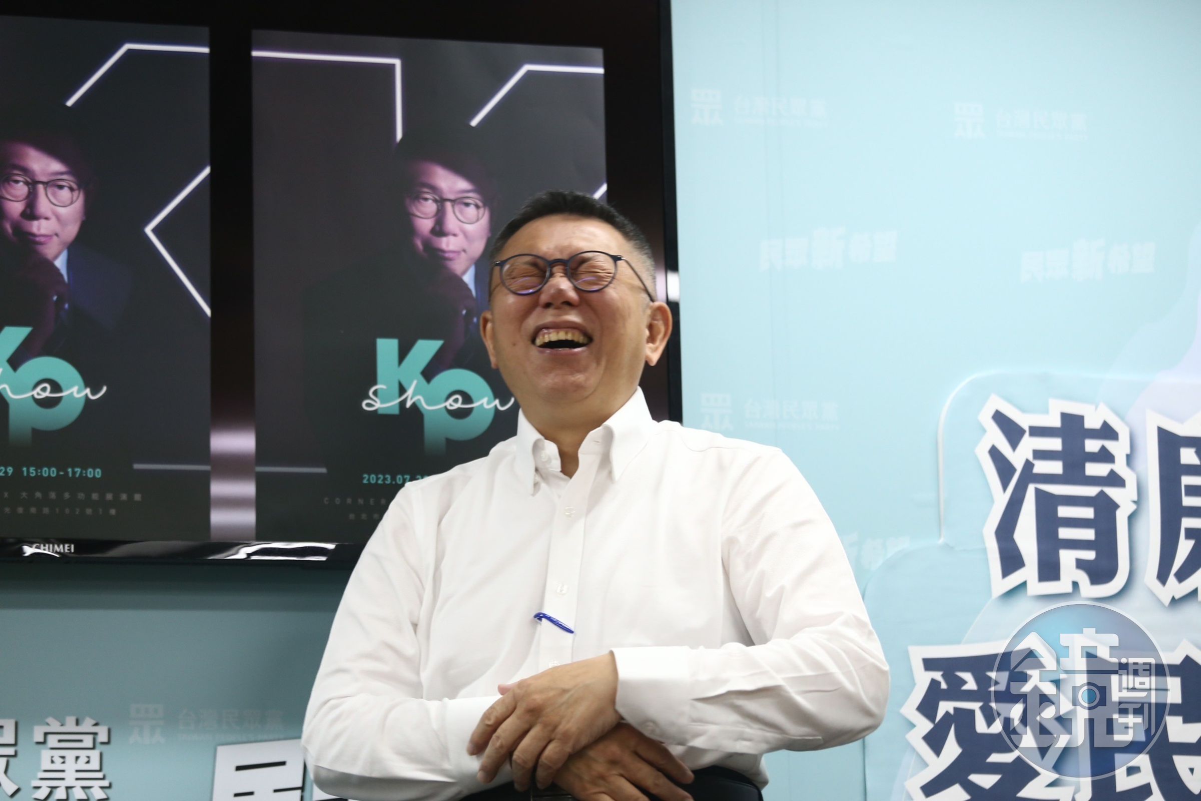 柯文哲近日與前藍委邱毅同台造勢，時代力量狠酸為了選票，柯的公平正義也可以換成正元邱毅。（本刊資料照）